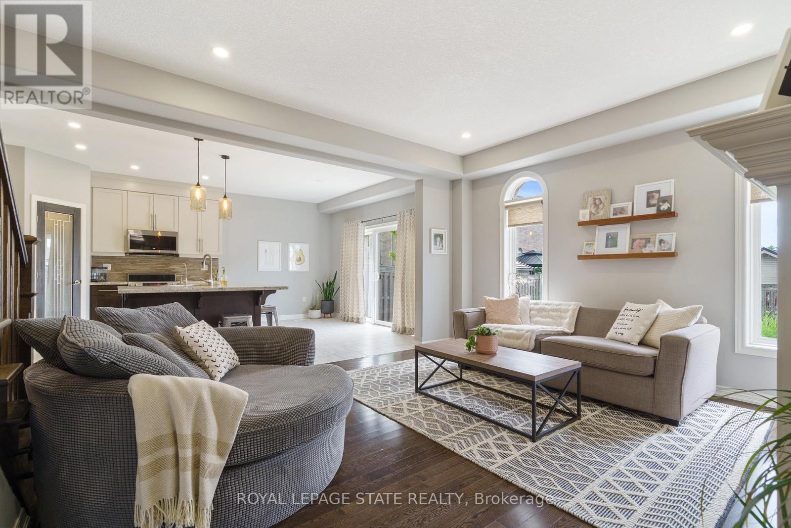Photo 10 of 42 Chestnut Drive, Grimsby ON