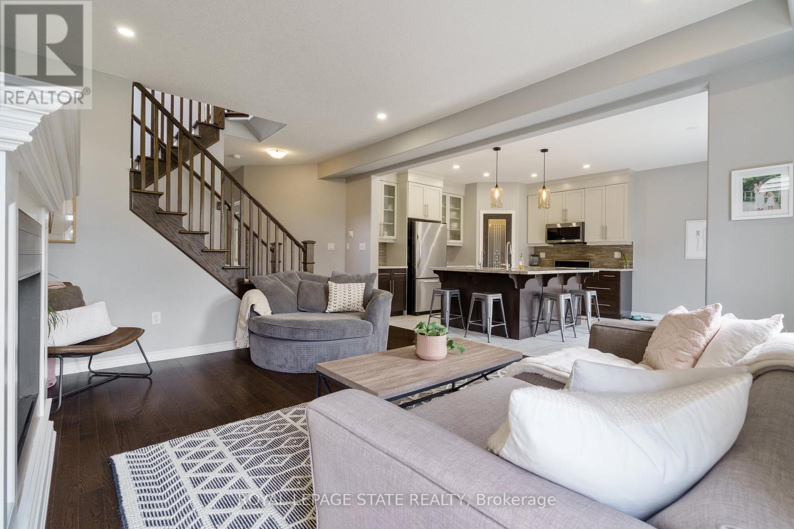 Photo 17 of 42 Chestnut Drive, Grimsby ON
