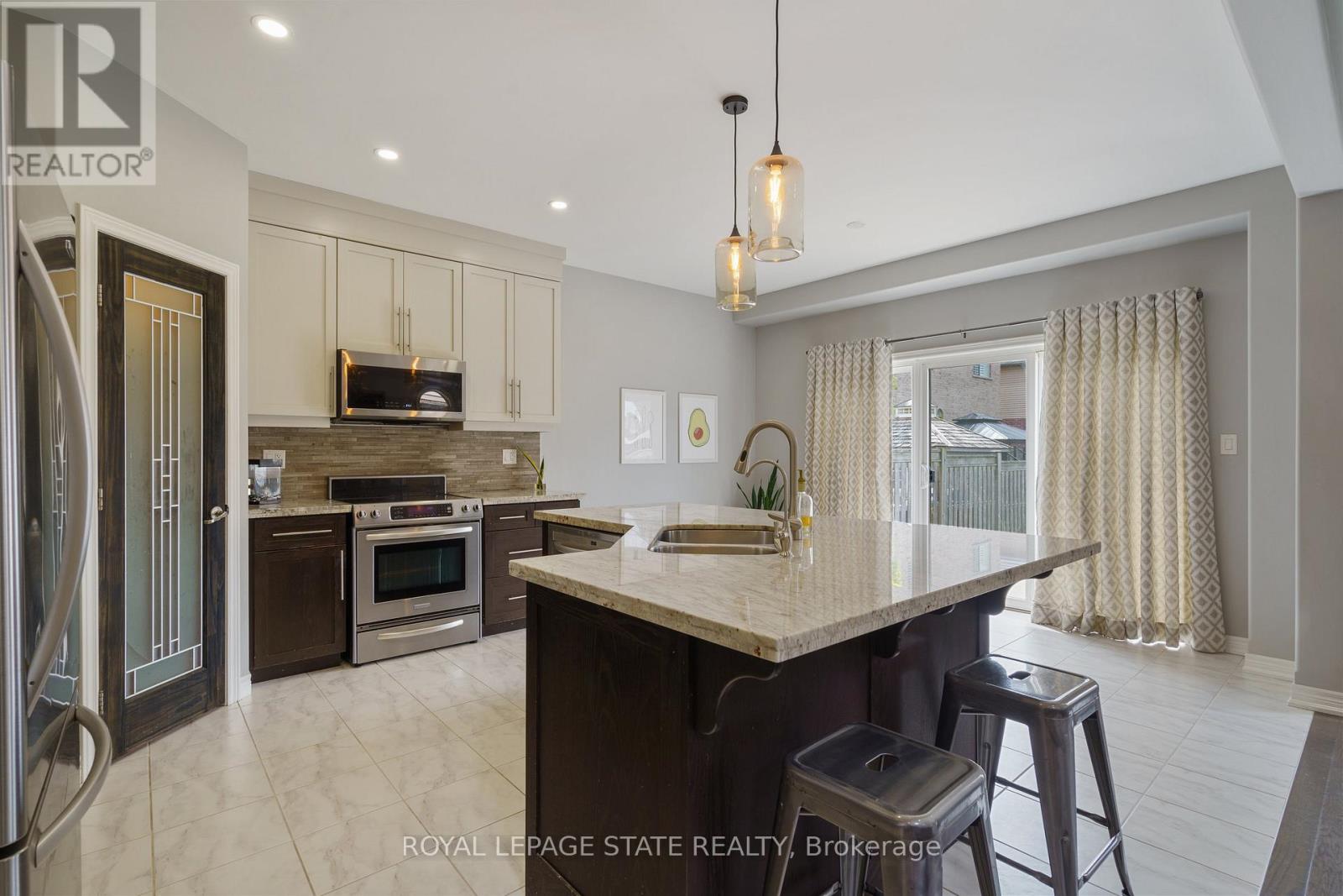 Photo 25 of 42 Chestnut Drive, Grimsby ON