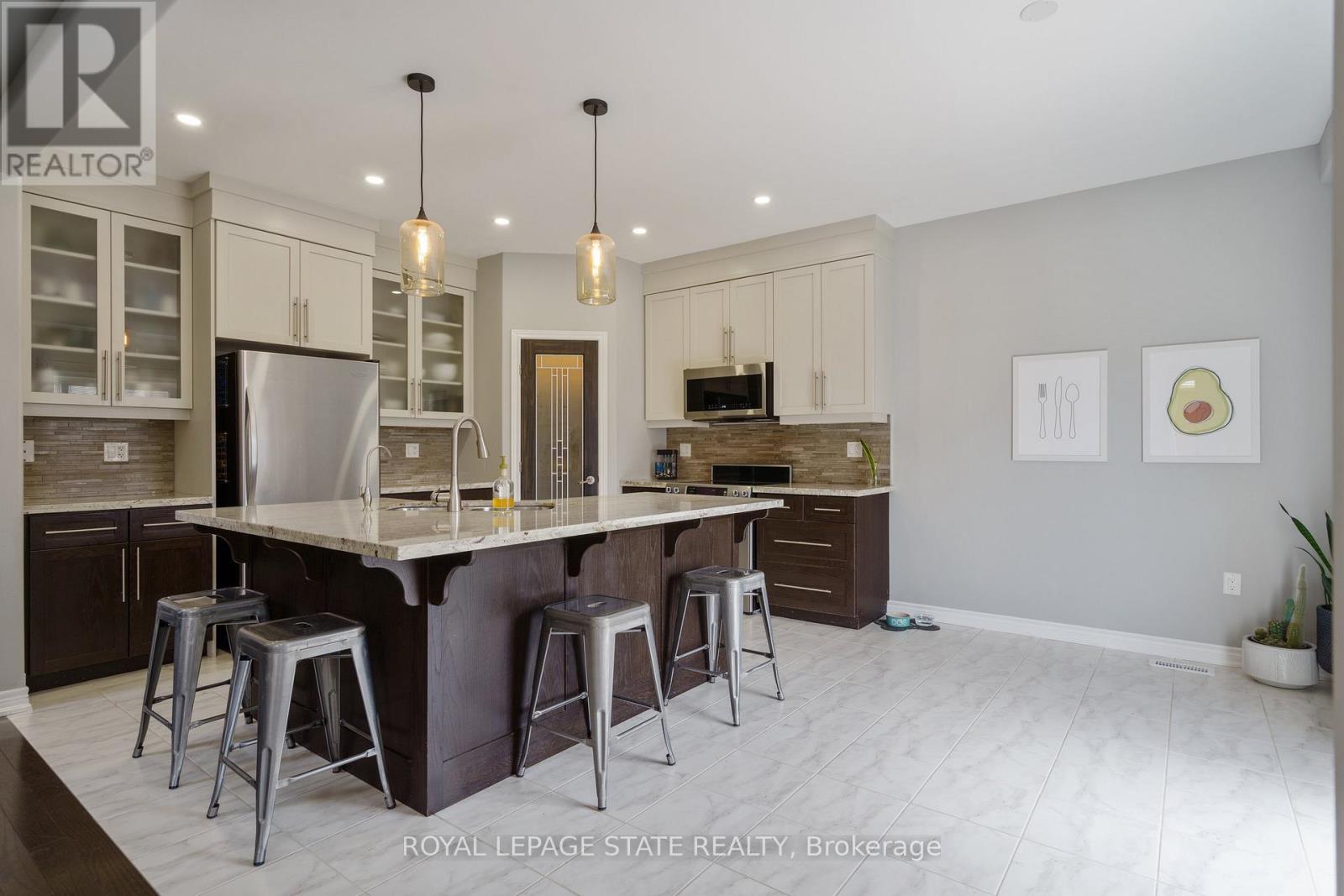 Photo 30 of 42 Chestnut Drive, Grimsby ON