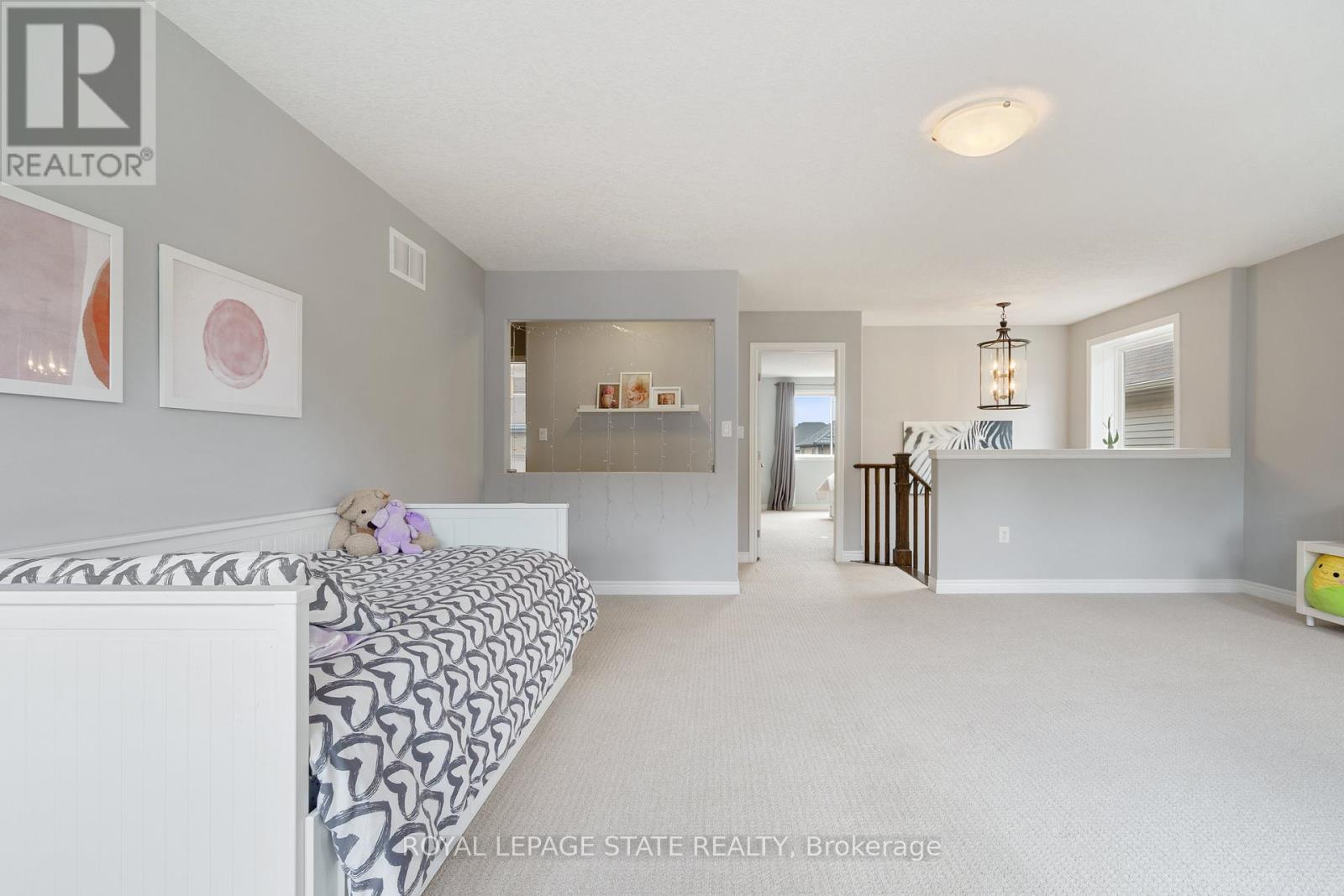 Photo 26 of 42 Chestnut Drive, Grimsby ON