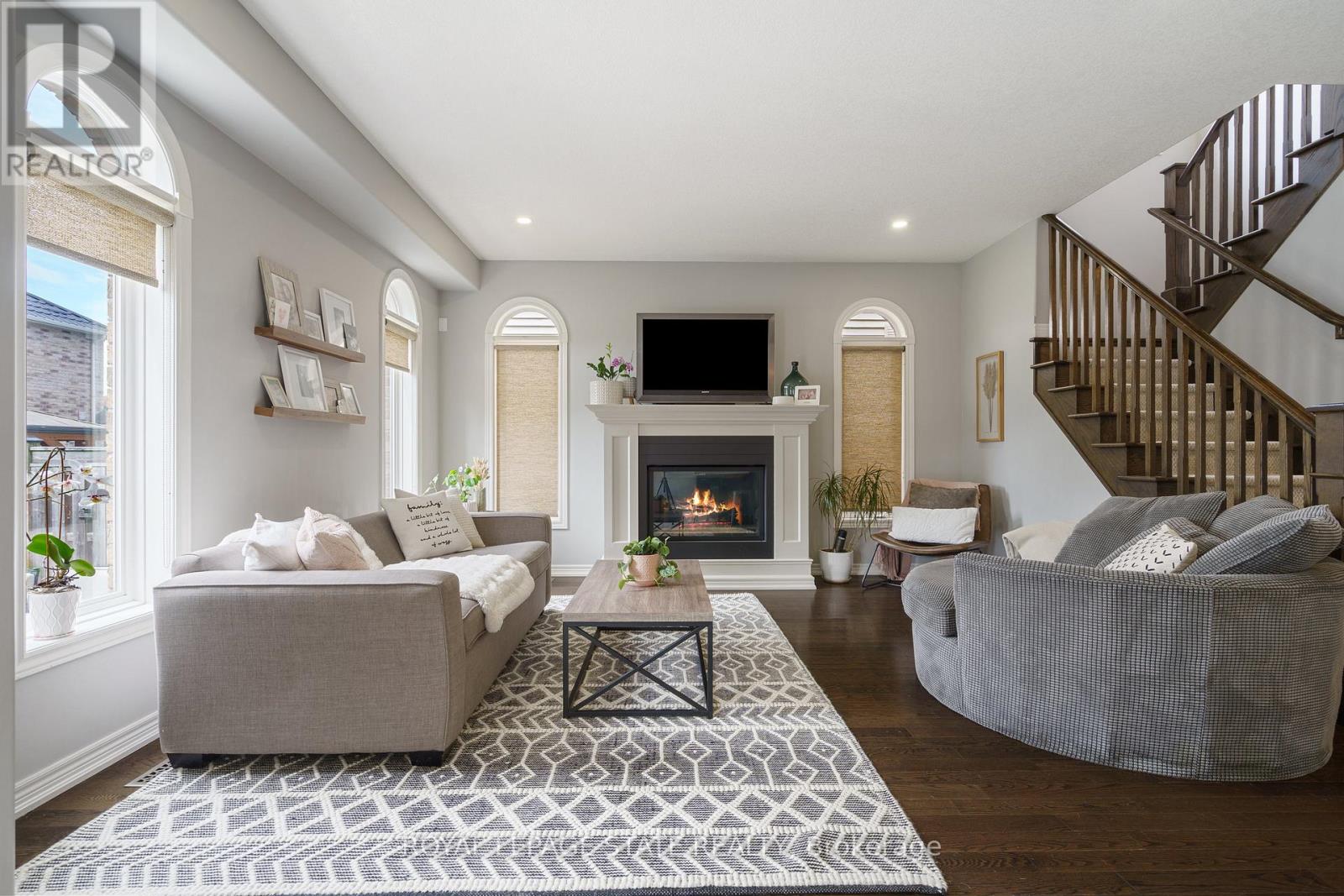 Photo 2 of 42 Chestnut Drive, Grimsby ON