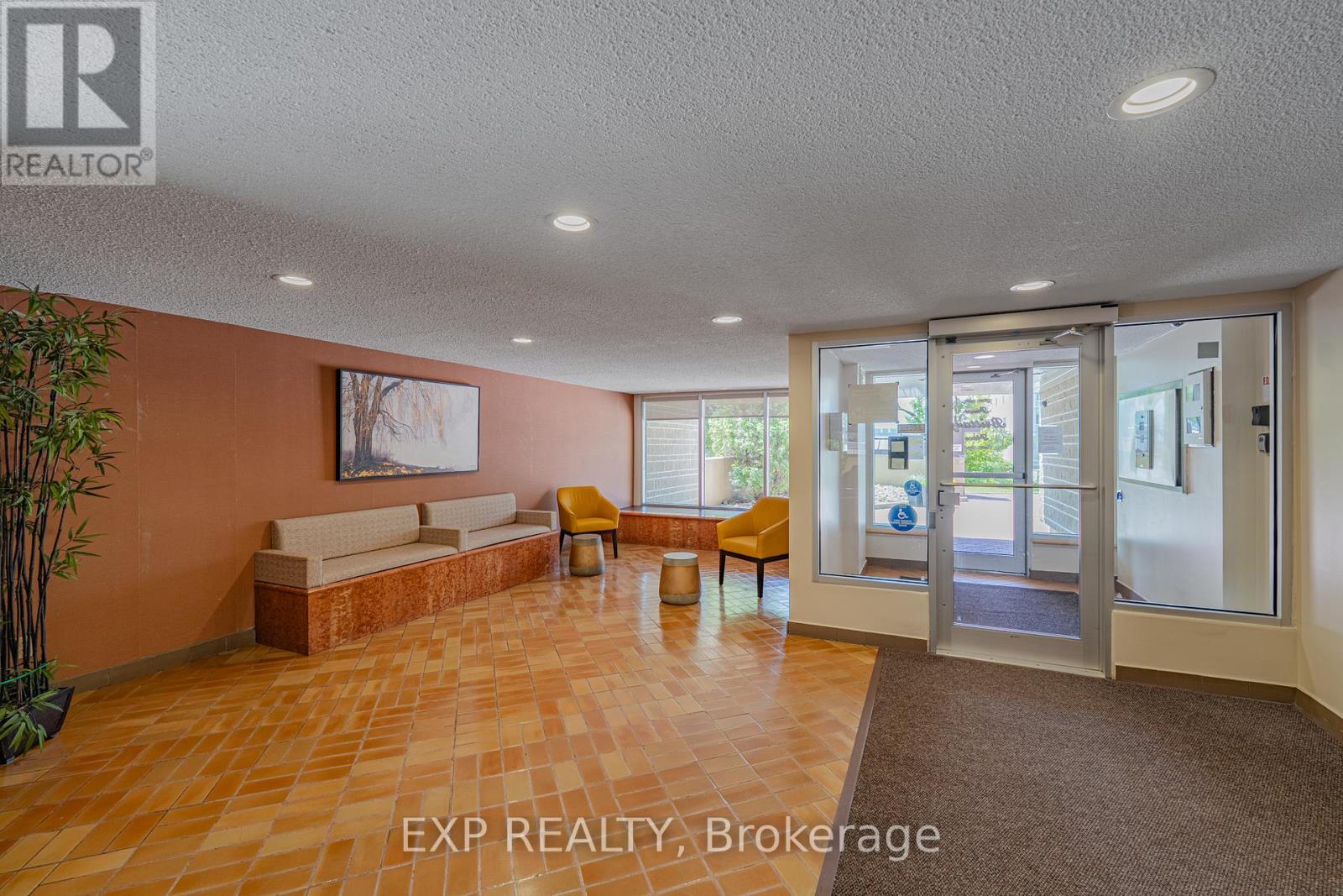 Photo 8 of 1111 555 Brittany Drive, Ottawa ON