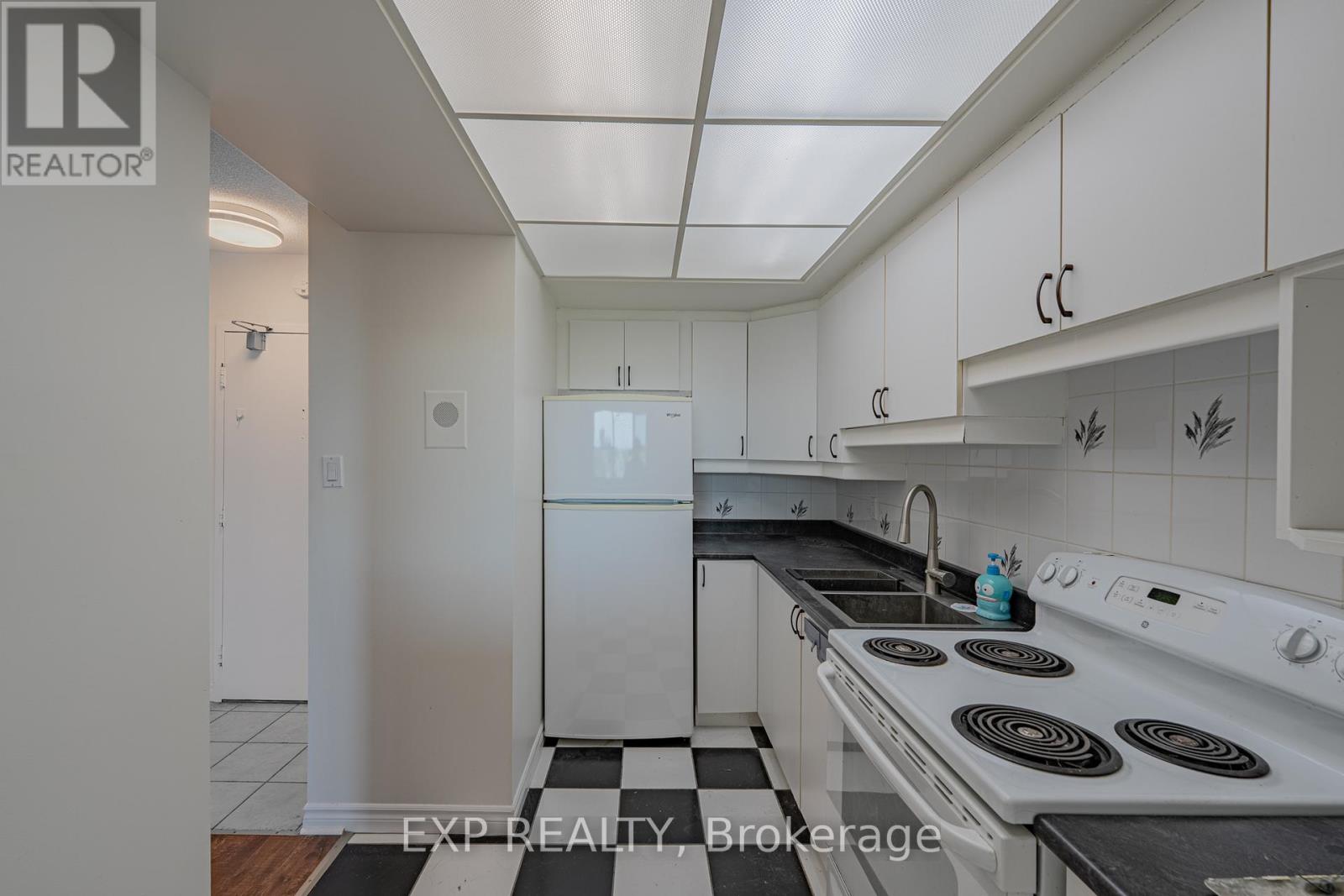 Photo 7 of 1111 555 Brittany Drive, Ottawa ON