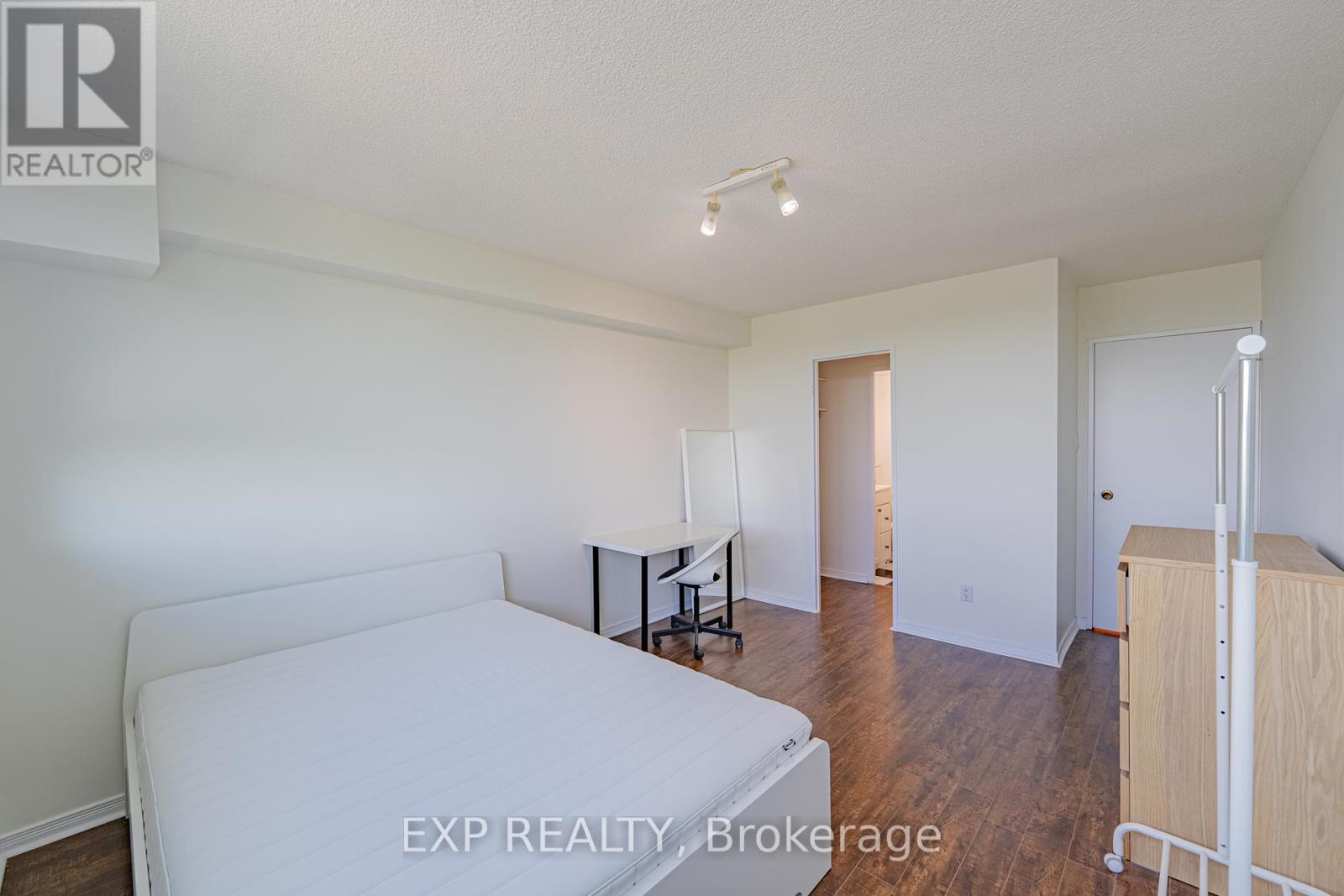Photo 13 of 1111 555 Brittany Drive, Ottawa ON