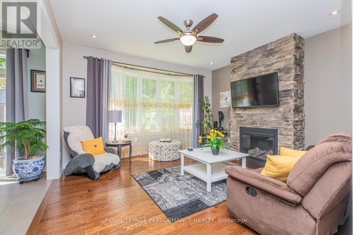 Photo 11 of 30 Summitview Drive, Ottawa ON