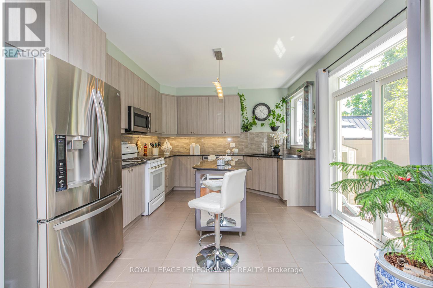 Photo 15 of 30 Summitview Drive, Ottawa ON