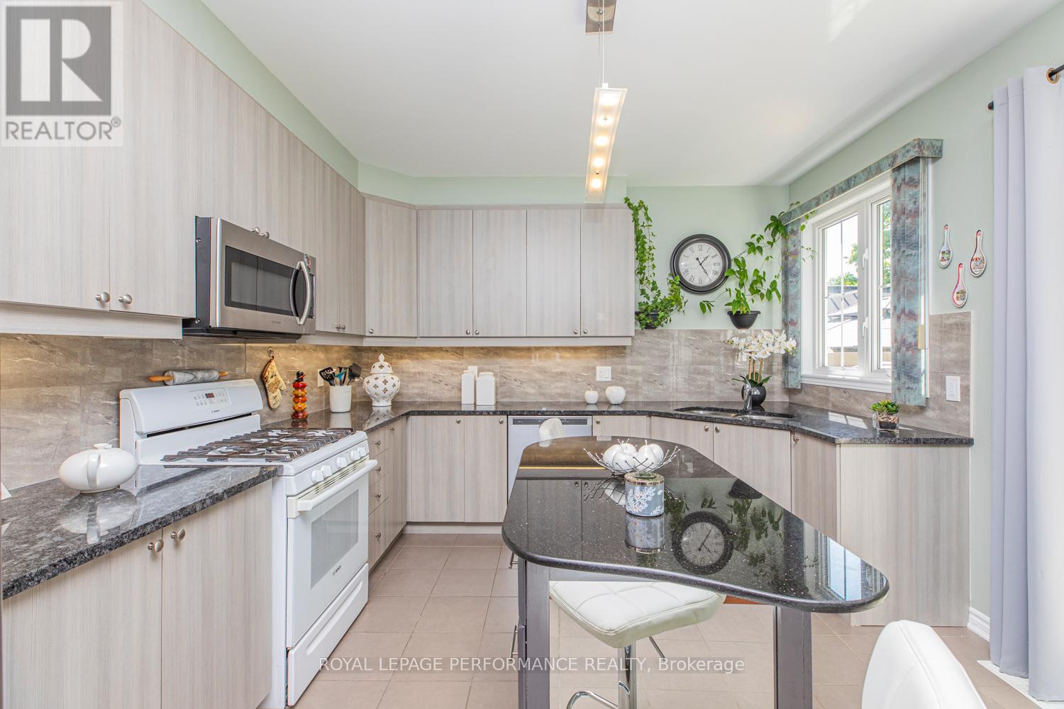 Photo 3 of 30 Summitview Drive, Ottawa ON