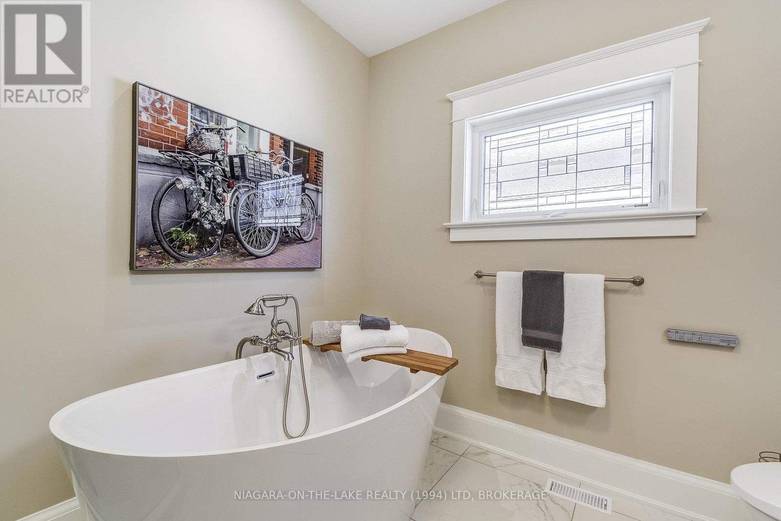 Photo 1 of 12 Stoneridge Crescent, Niagaraonthelake ON