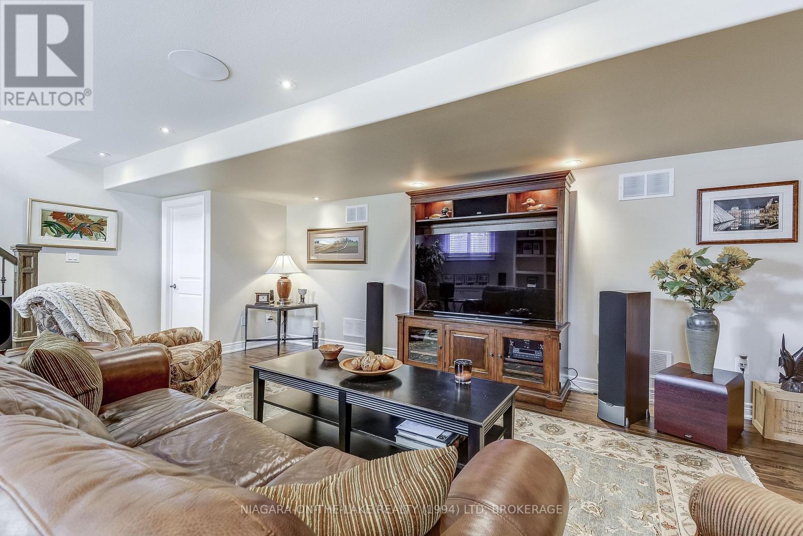 Photo 2 of 12 Stoneridge Crescent, Niagaraonthelake ON