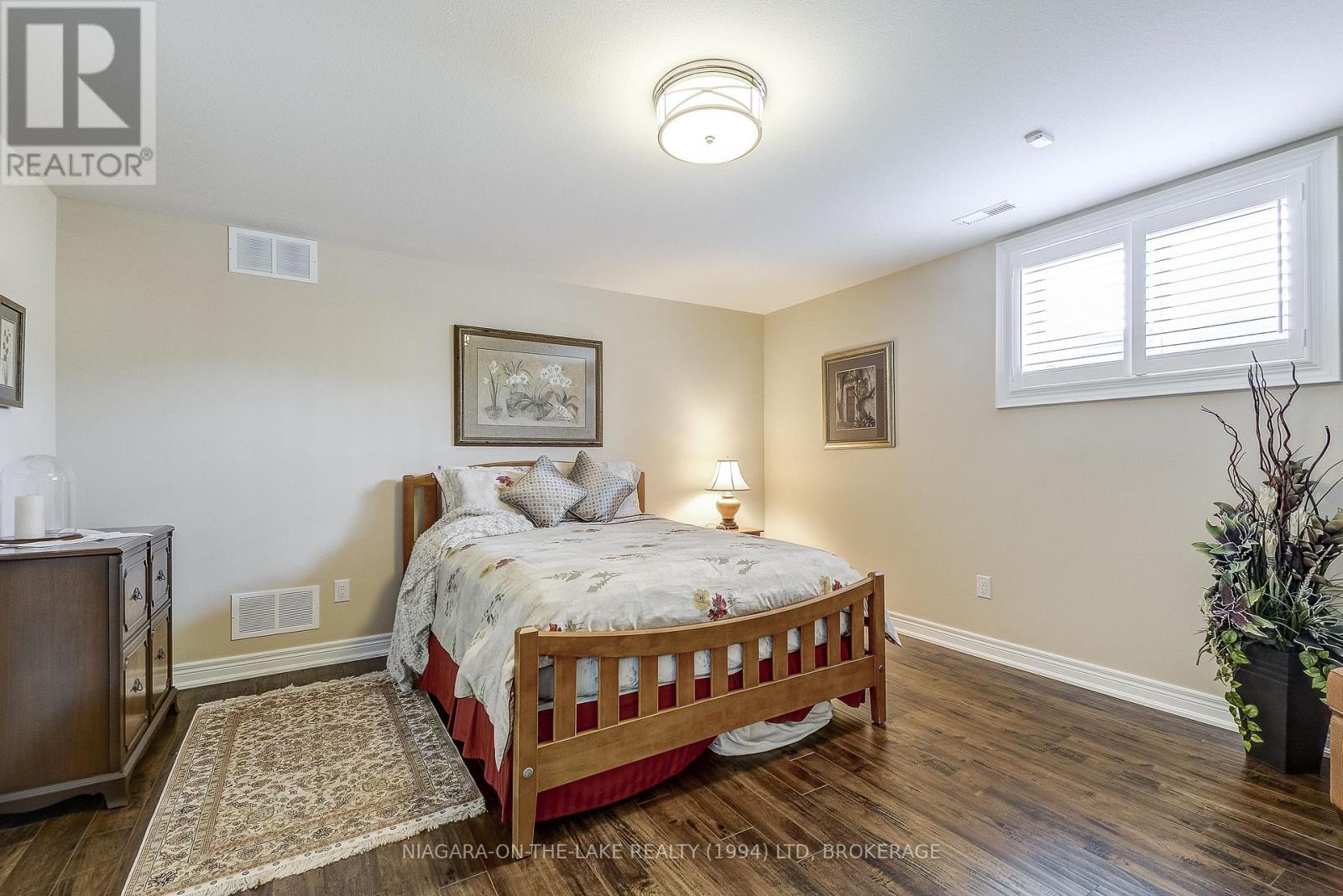 Photo 3 of 12 Stoneridge Crescent, Niagaraonthelake ON