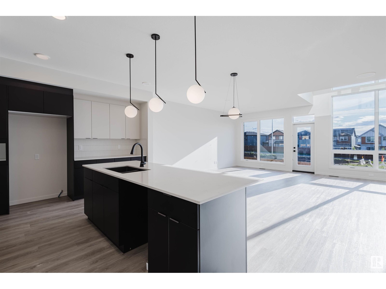 Photo 9 of 456 33 St Sw, Edmonton AB