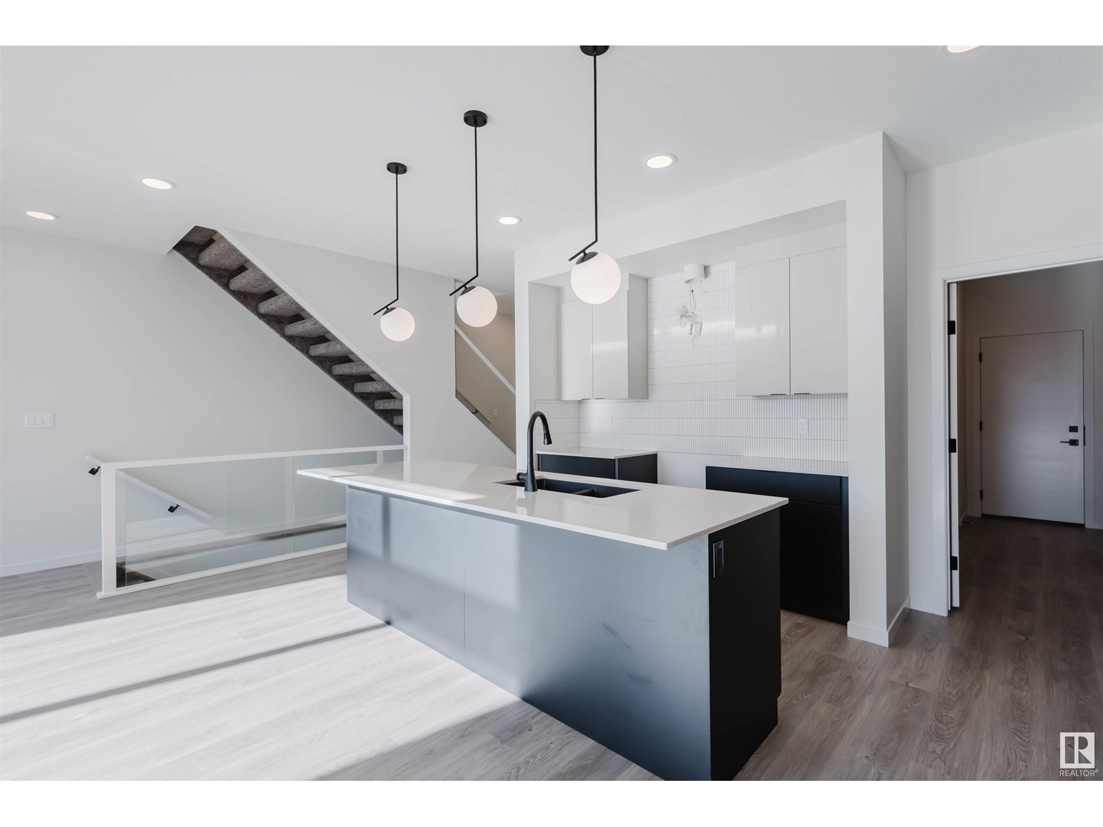 Photo 13 of 456 33 St Sw, Edmonton AB