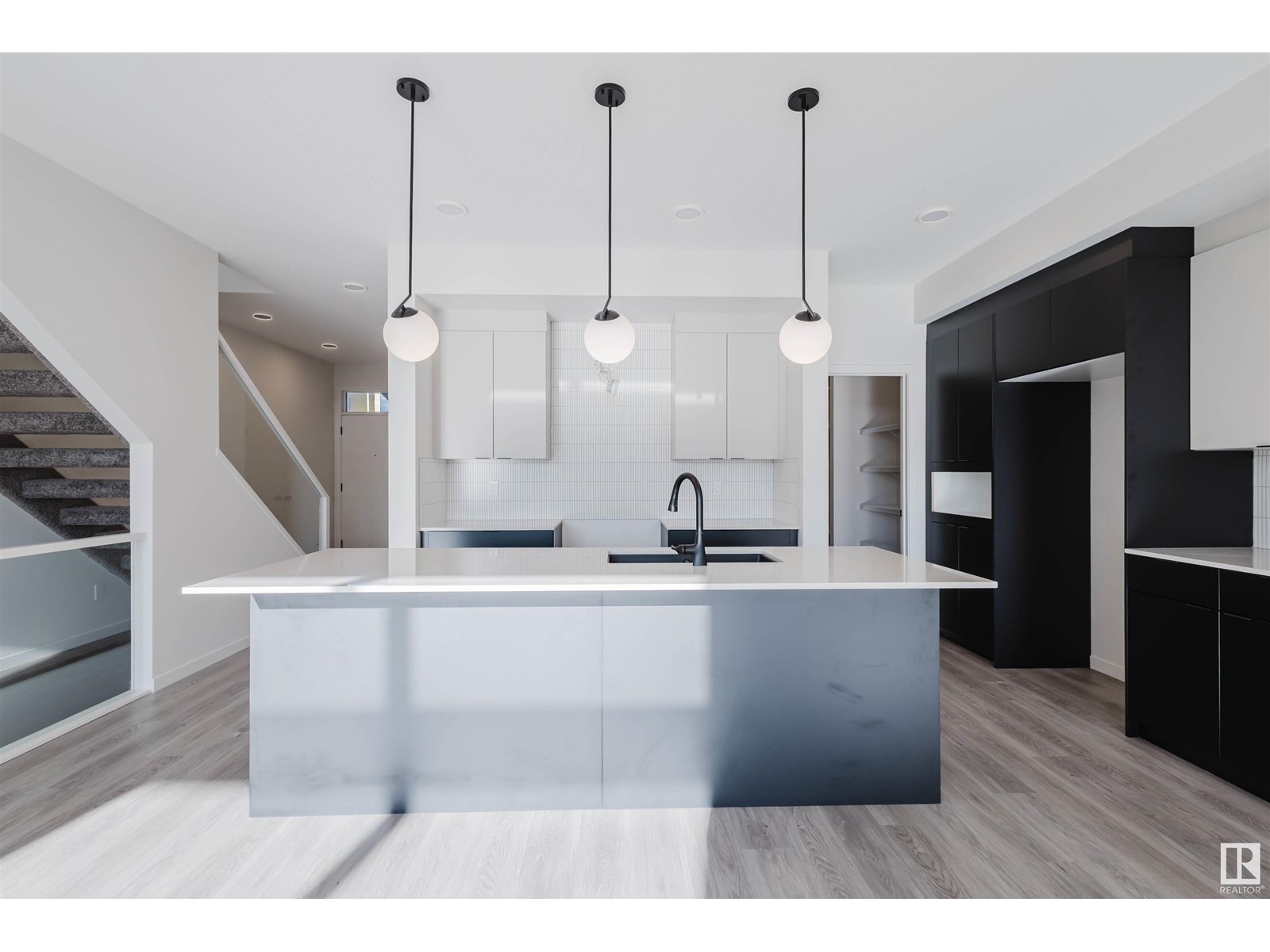 Photo 1 of 456 33 St Sw, Edmonton AB