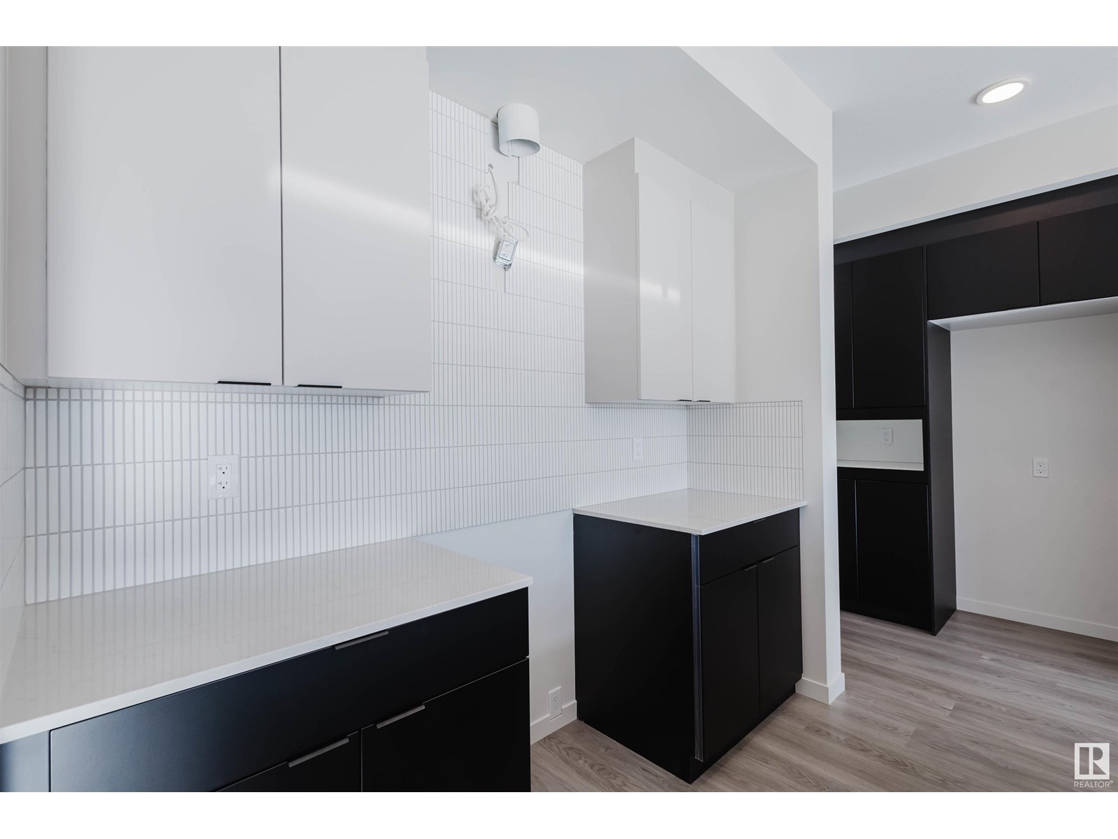 Photo 10 of 456 33 St Sw, Edmonton AB