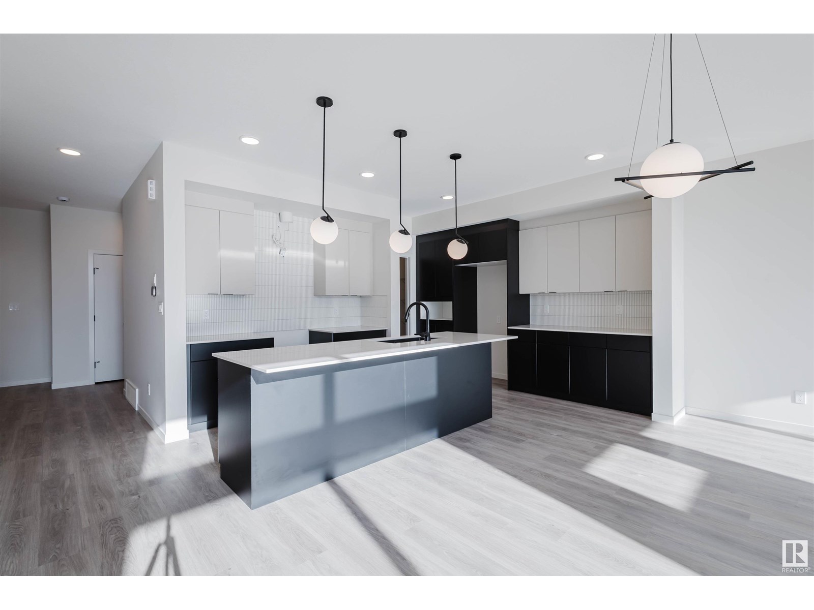 Photo 14 of 456 33 St Sw, Edmonton AB