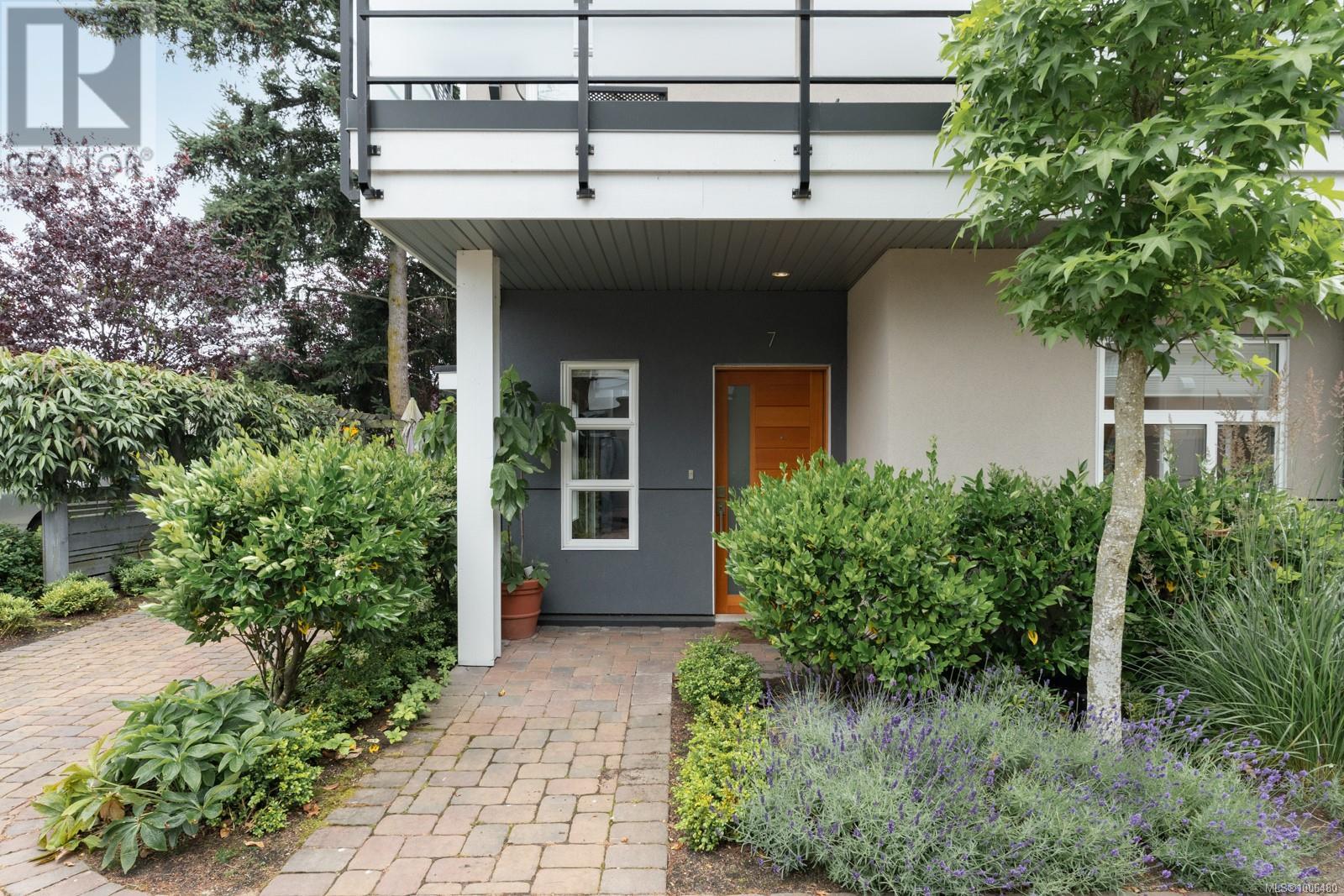 7 9889 Seventh St, Sidney