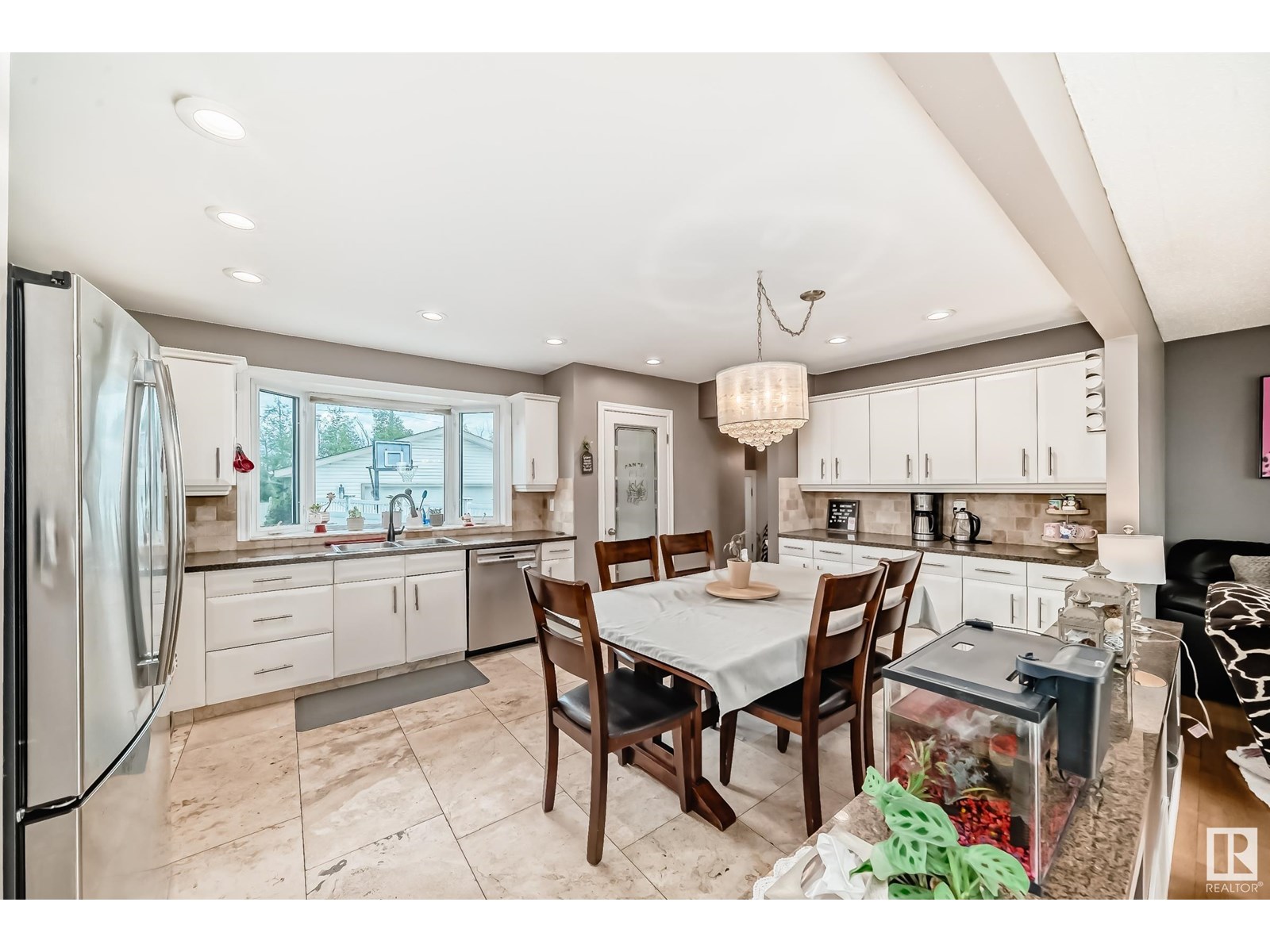 Photo 3 of 352 Huffman Cr Nw, Edmonton AB