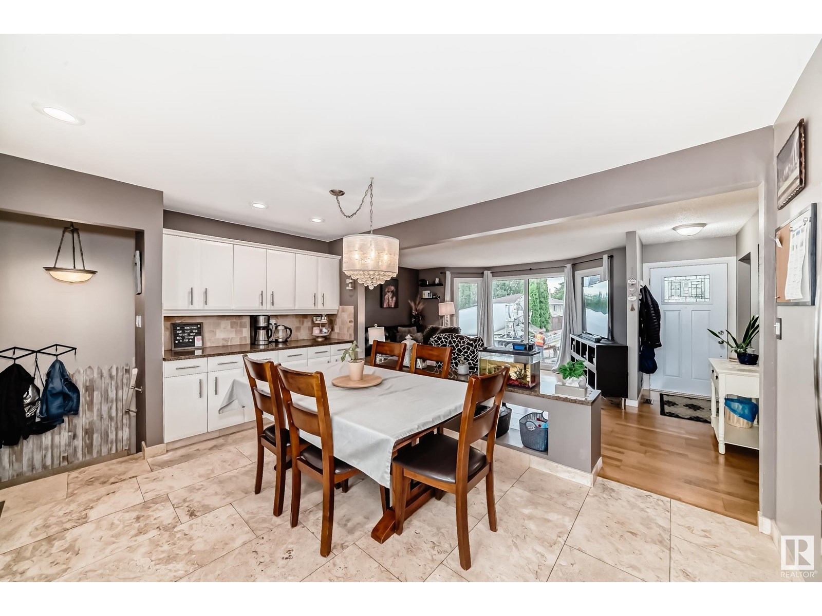Photo 4 of 352 Huffman Cr Nw, Edmonton AB