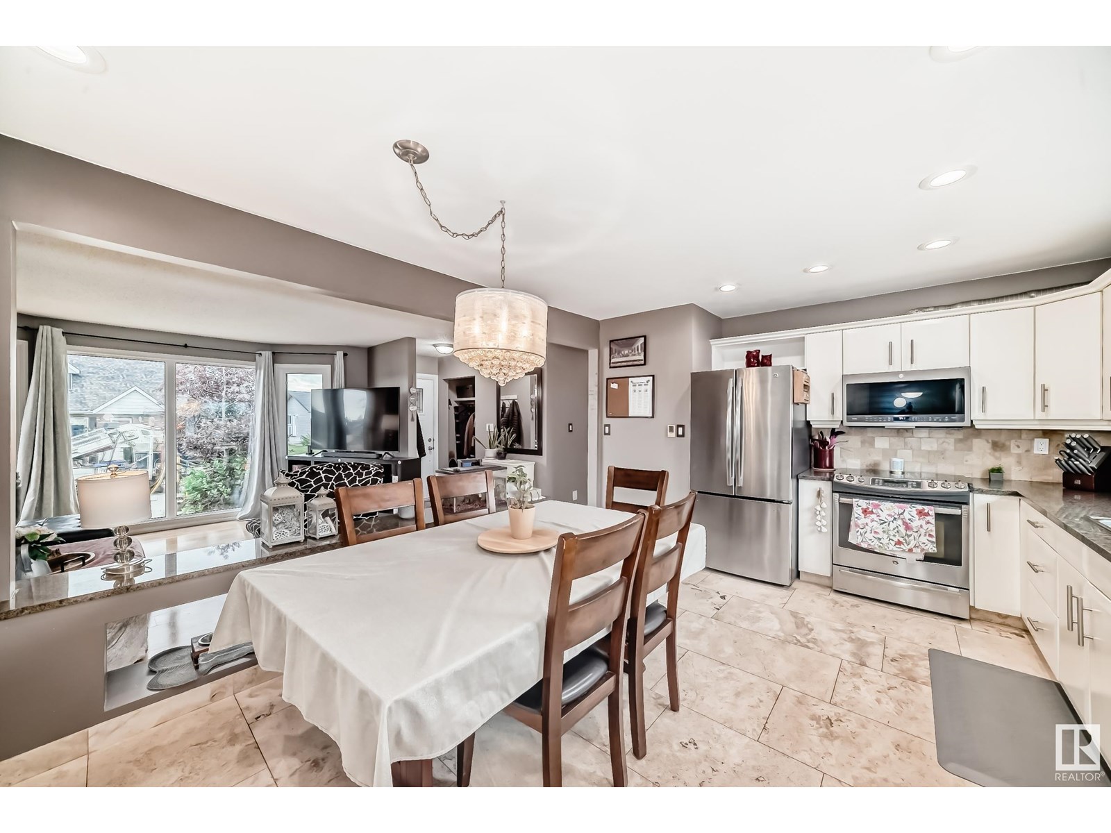 Photo 5 of 352 Huffman Cr Nw, Edmonton AB
