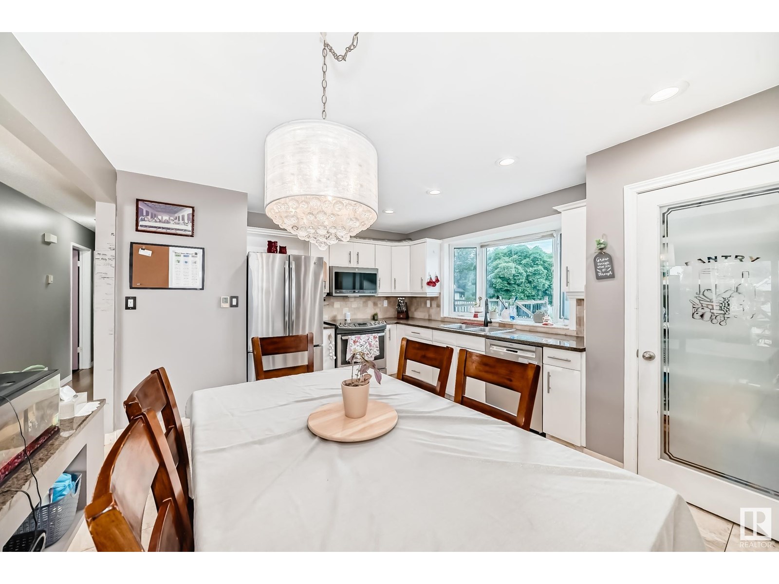 Photo 6 of 352 Huffman Cr Nw, Edmonton AB