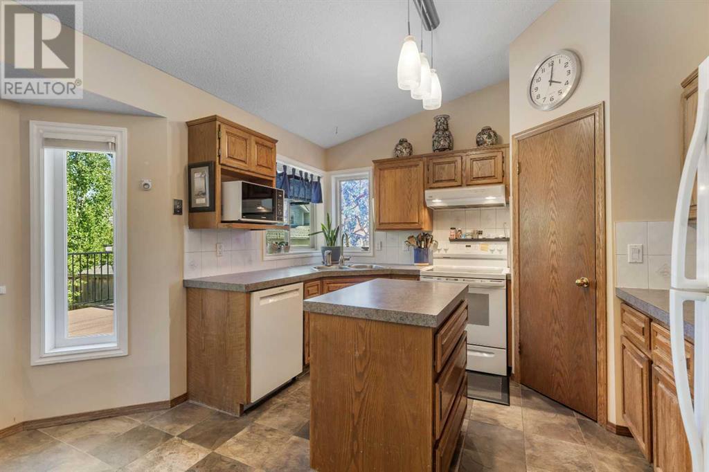 Single Family House for Sale in  Scenic Hill Close NW Scenic Acres Calgary 