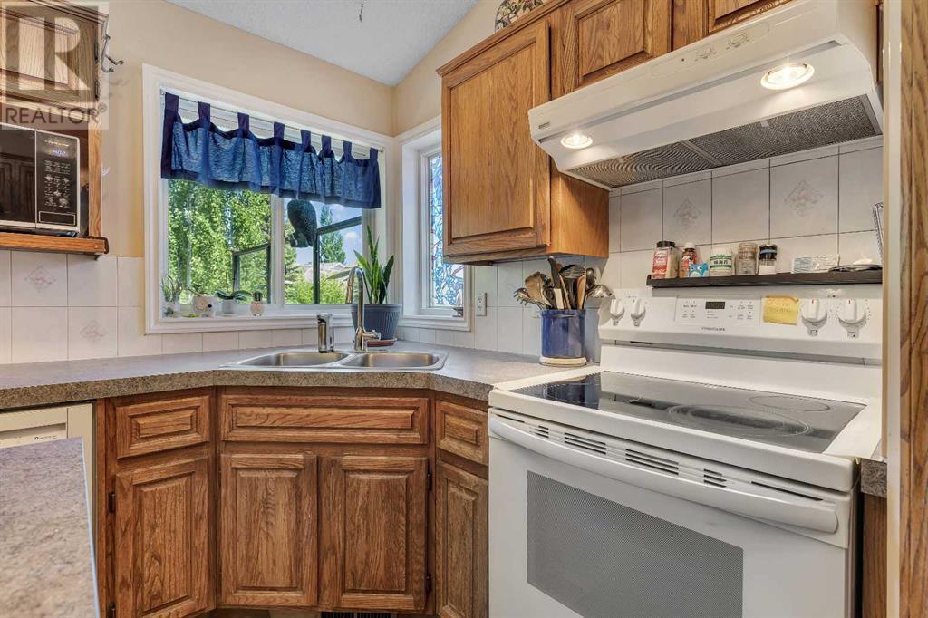 Single Family House for Sale in  Scenic Hill Close NW Scenic Acres Calgary 