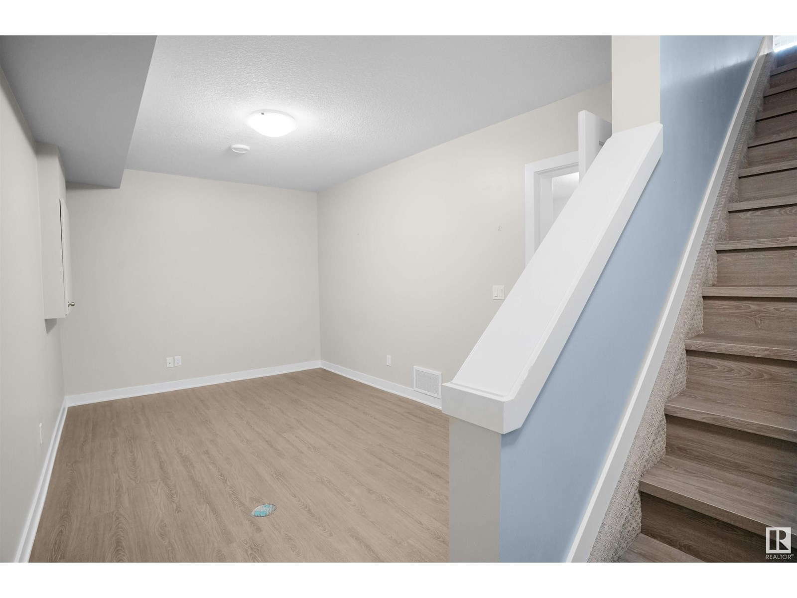 Photo 37 of 33 9535 217 St Nw, Edmonton AB