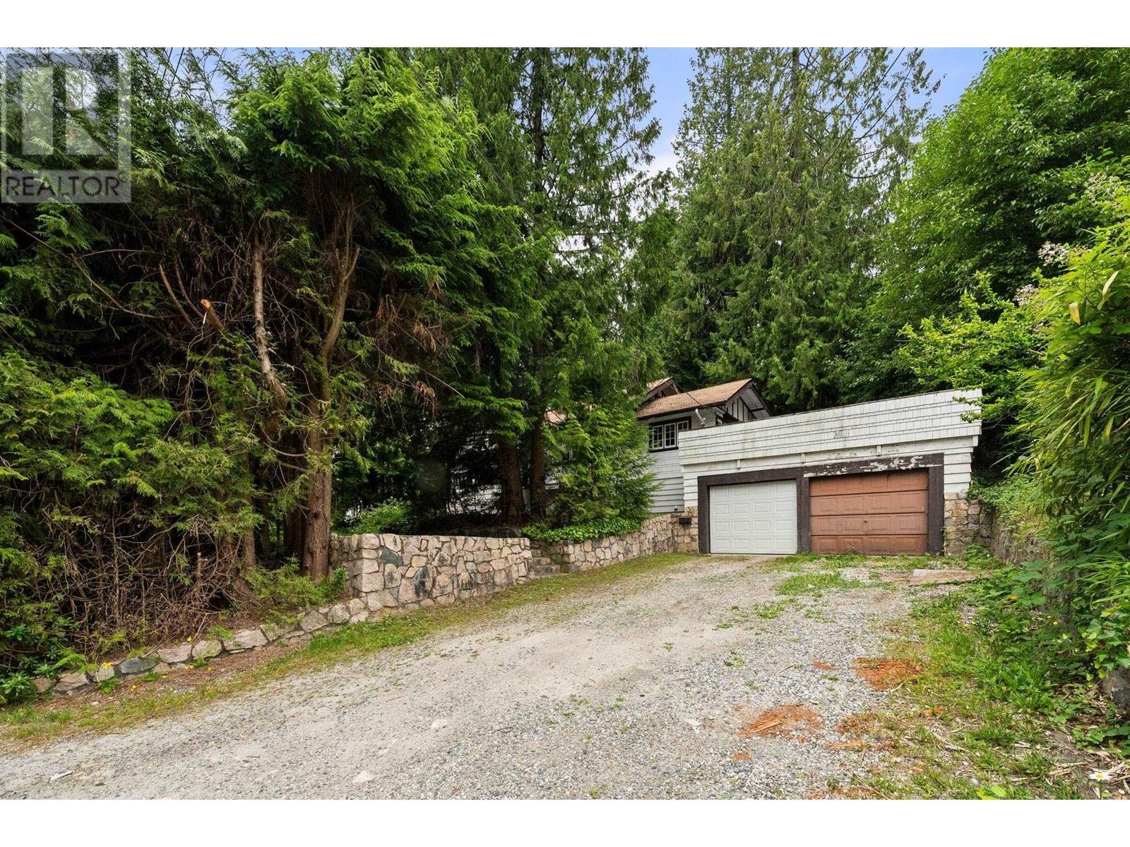 Photo 10 of 338 E Osborne Road, North Vancouver BC