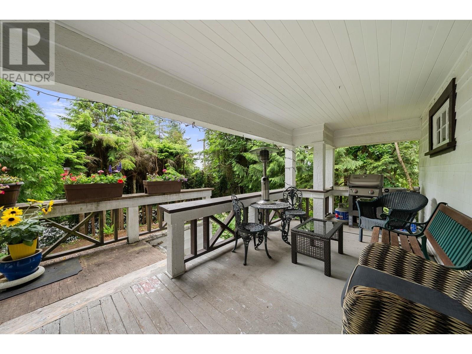 Photo 12 of 338 E Osborne Road, North Vancouver BC