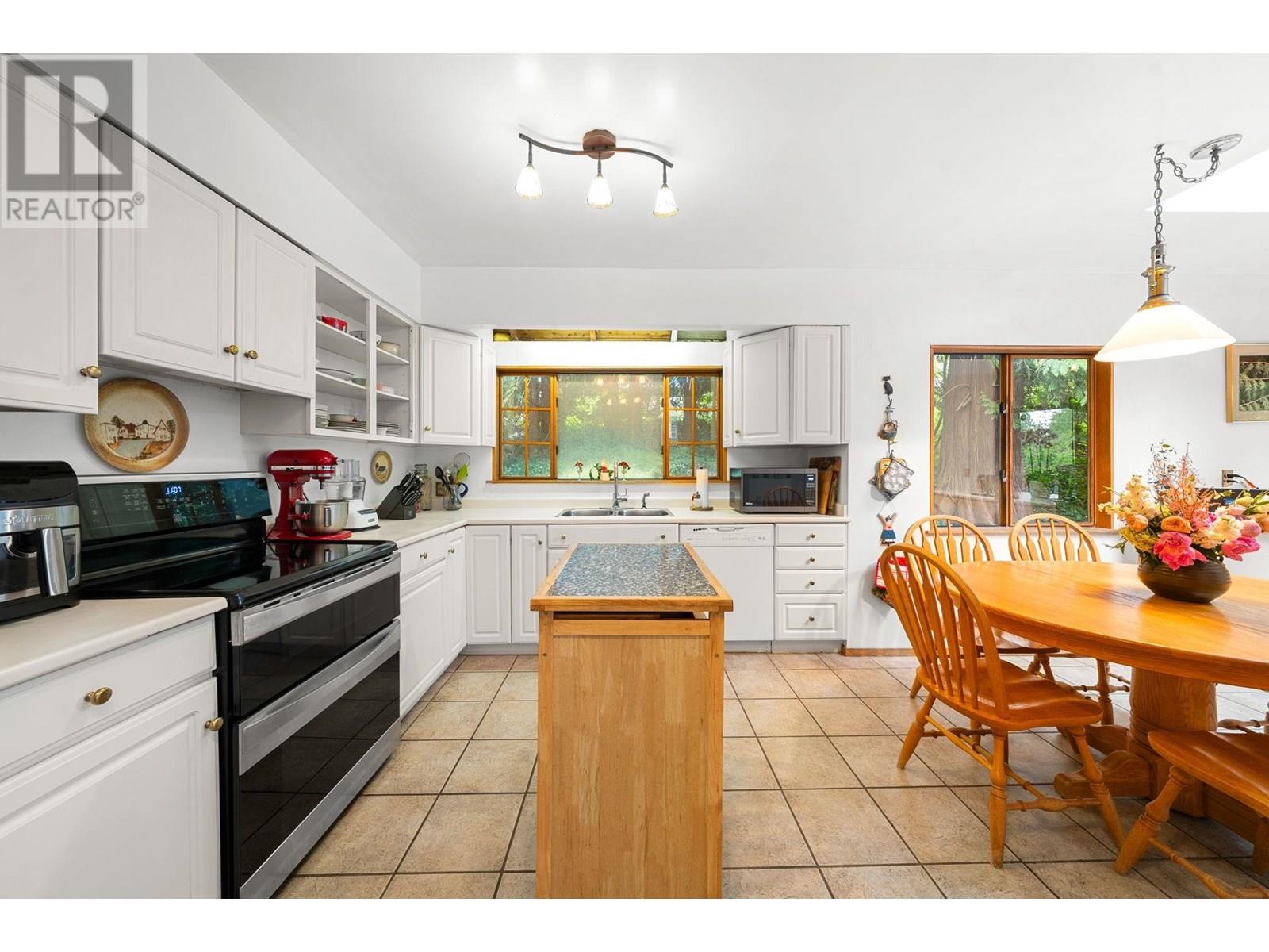 Photo 17 of 338 E Osborne Road, North Vancouver BC