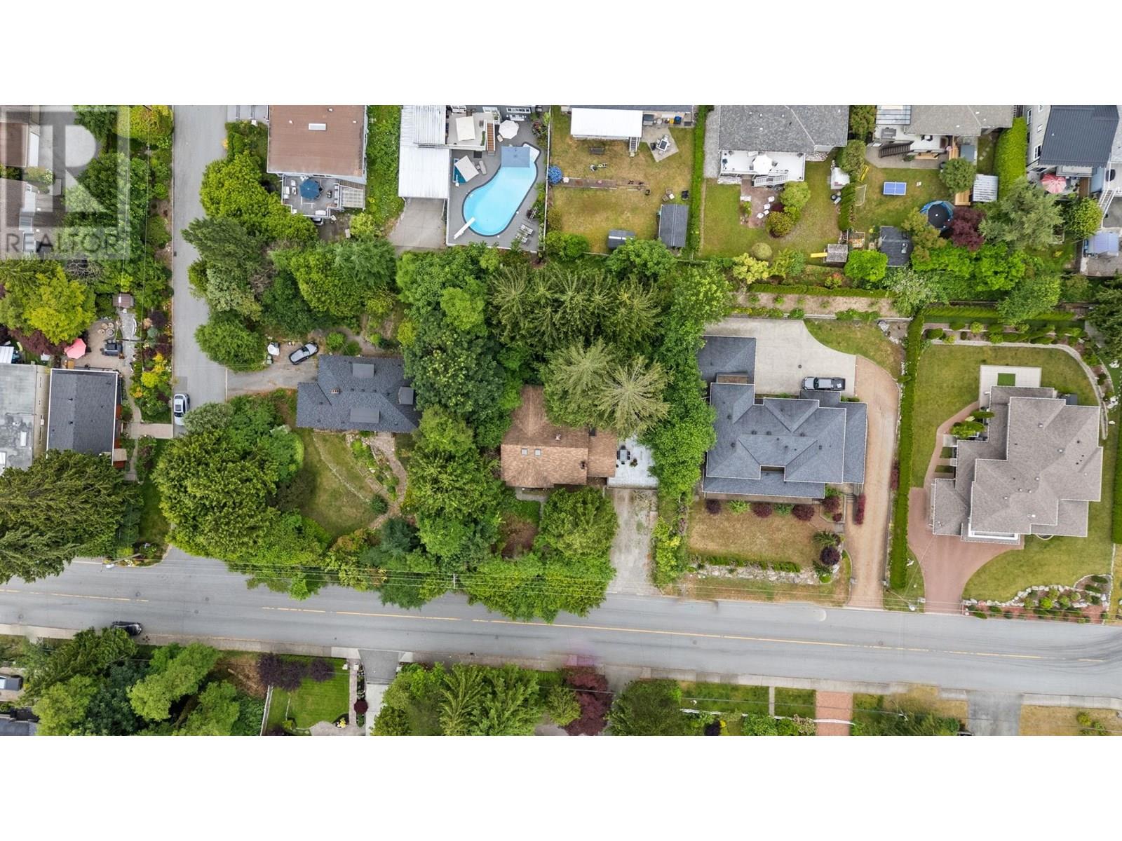 Photo 6 of 338 E Osborne Road, North Vancouver BC
