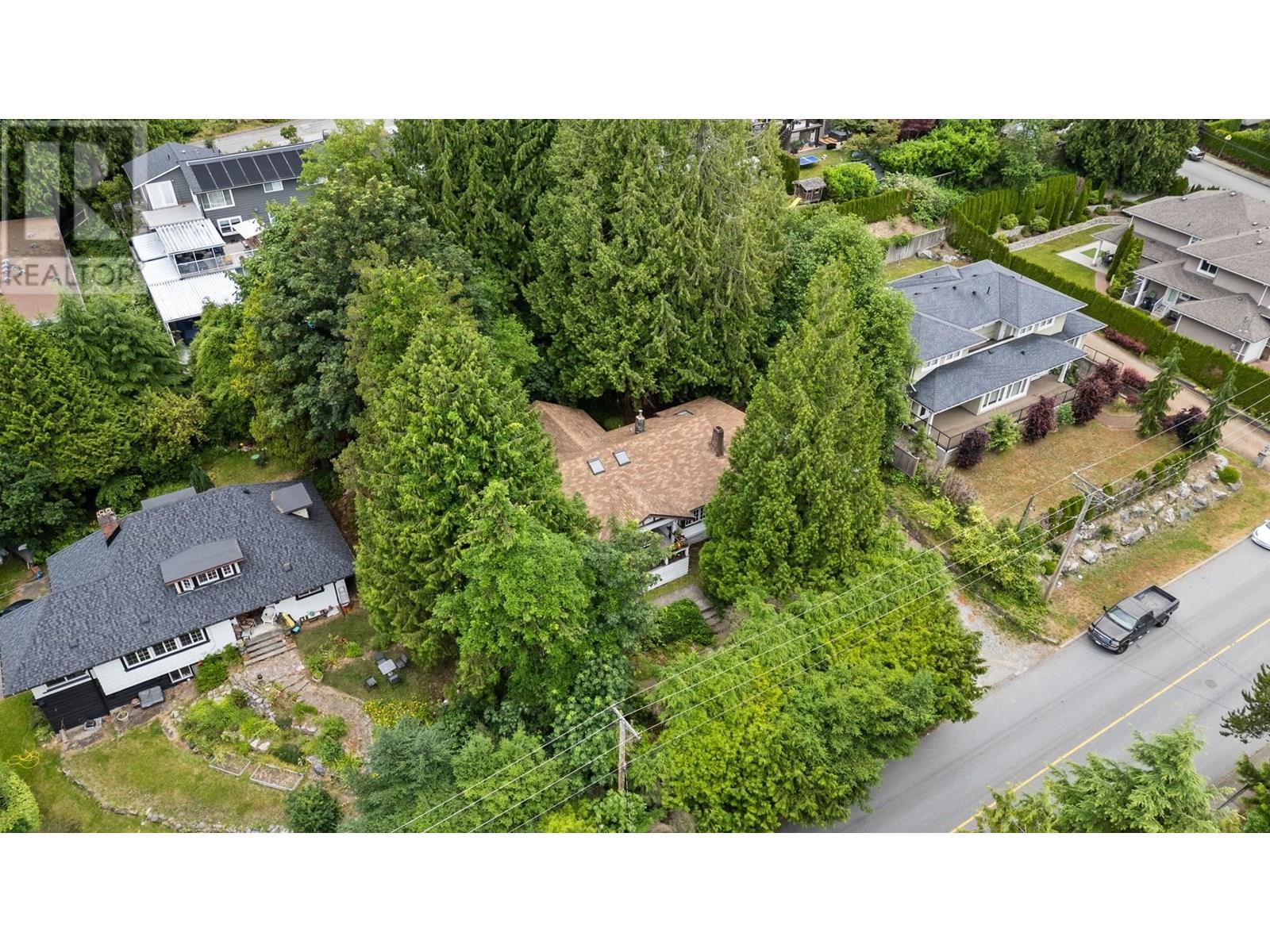 Photo 7 of 338 E Osborne Road, North Vancouver BC