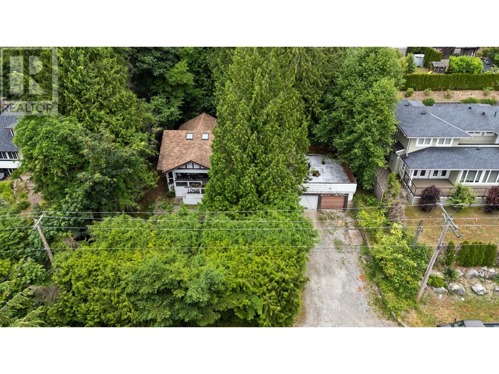 Photo 8 of 338 E Osborne Road, North Vancouver BC