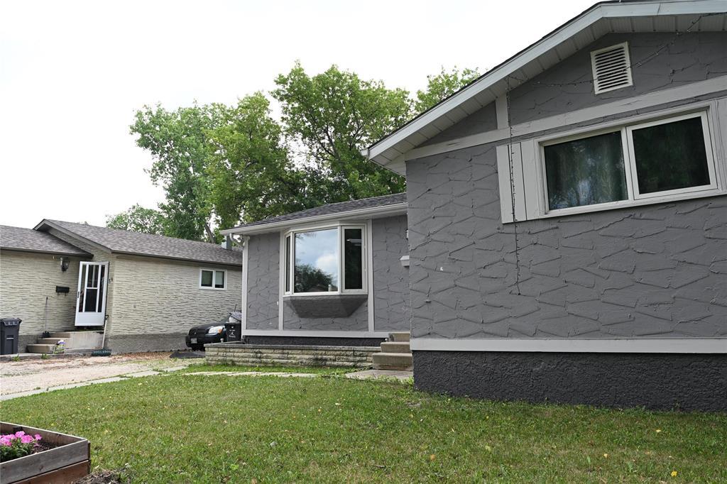 Photo 2 of 90 Dorge Drive, Winnipeg MB