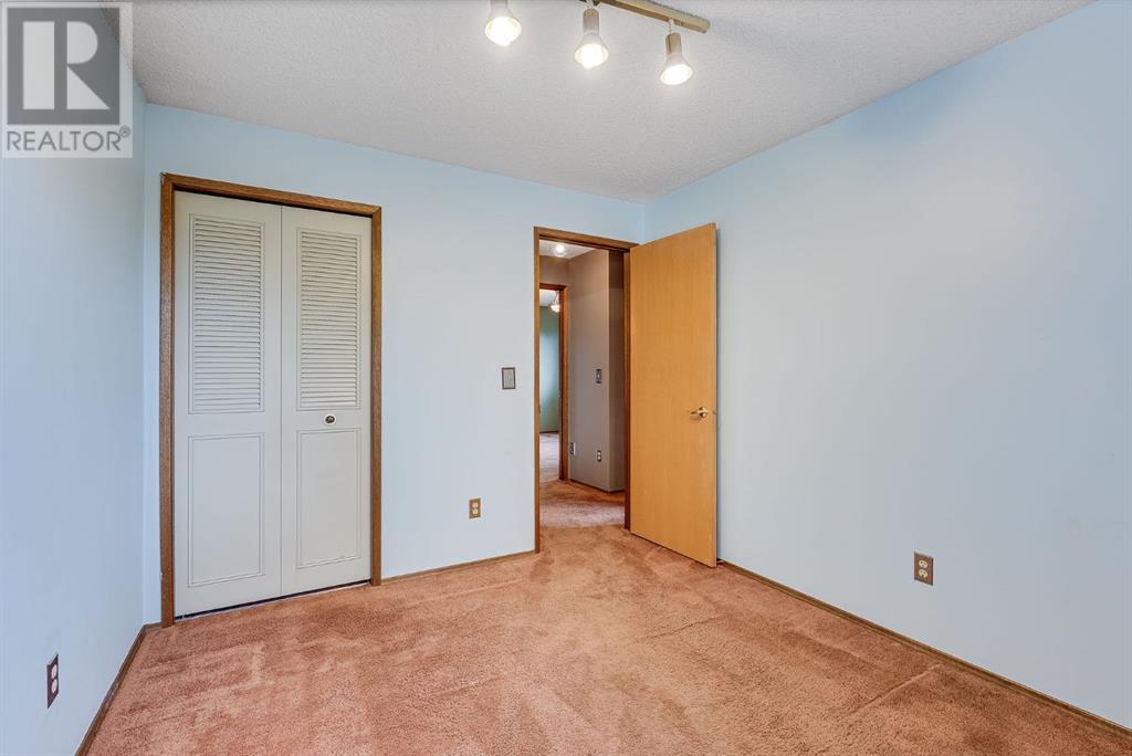 Single Family House 4 Level for Sale in  Edgeford Road NW Edgemont Calgary 
