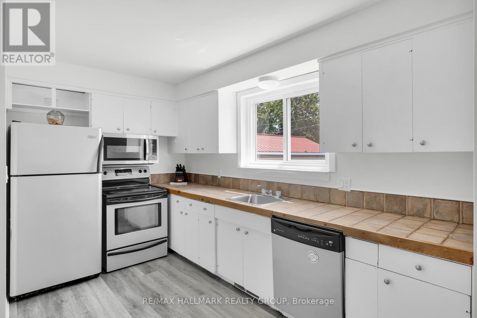 Photo 4 of 81 Reynolds Drive, Brockville ON