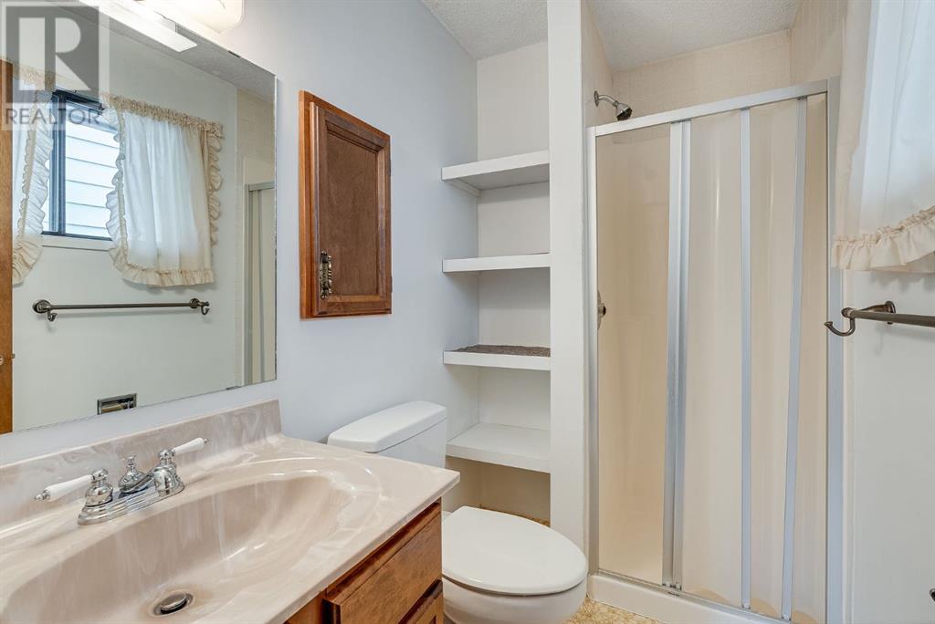 Single Family House 4 Level for Sale in  Edgeford Road NW Edgemont Calgary 