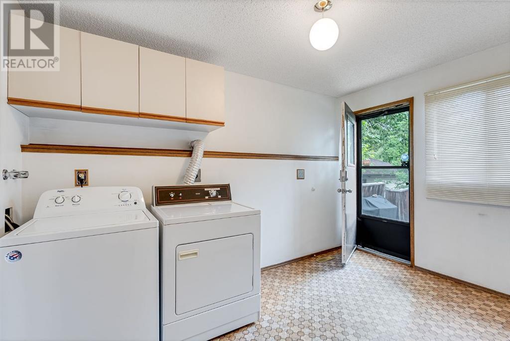 Single Family House 4 Level for Sale in  Edgeford Road NW Edgemont Calgary 