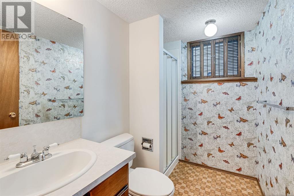 Single Family House 4 Level for Sale in  Edgeford Road NW Edgemont Calgary 