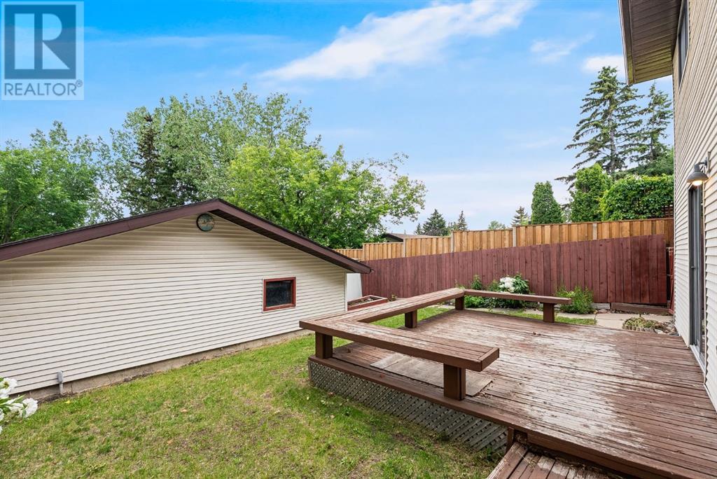 Single Family House 4 Level for Sale in  Edgeford Road NW Edgemont Calgary 