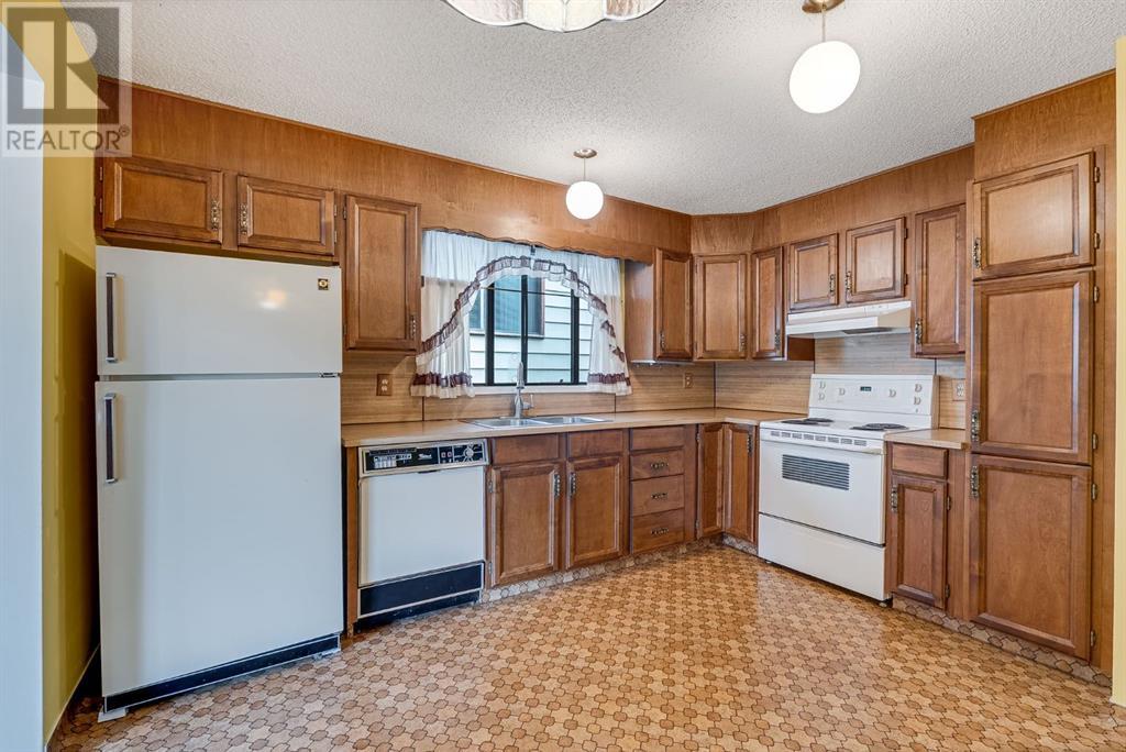 Single Family House 4 Level for Sale in  Edgeford Road NW Edgemont Calgary 