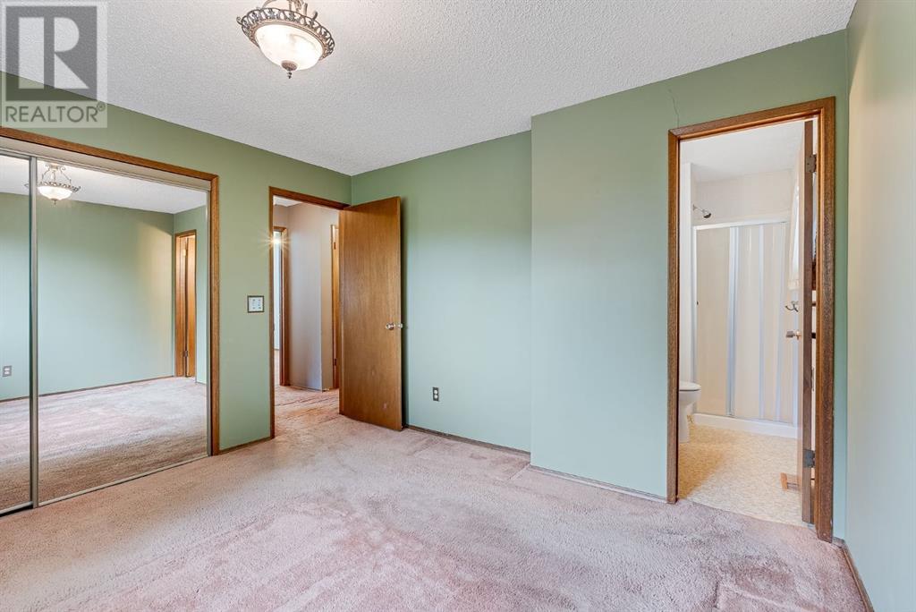 Single Family House 4 Level for Sale in  Edgeford Road NW Edgemont Calgary 