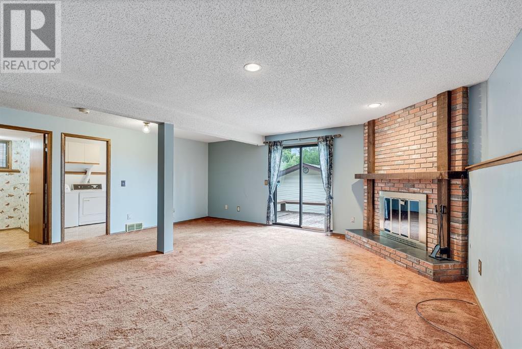 Single Family House 4 Level for Sale in  Edgeford Road NW Edgemont Calgary 