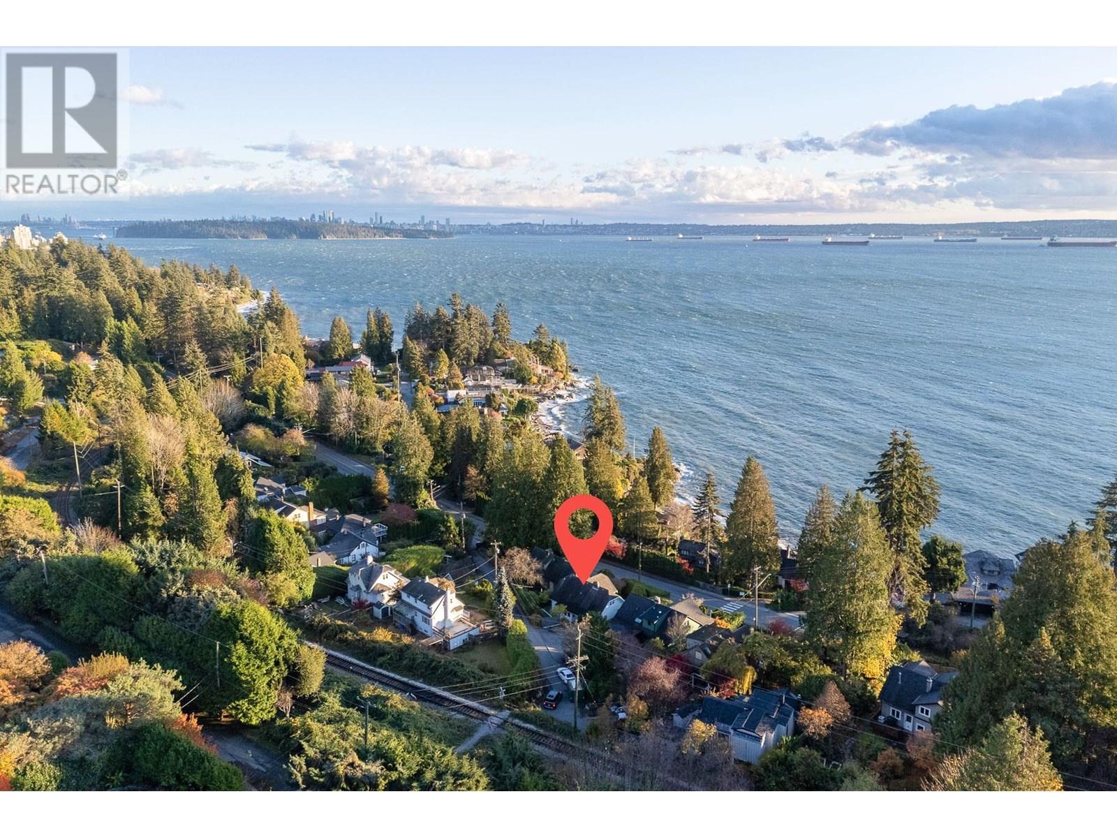 3260 TRAVERS AVENUE, West Vancouver