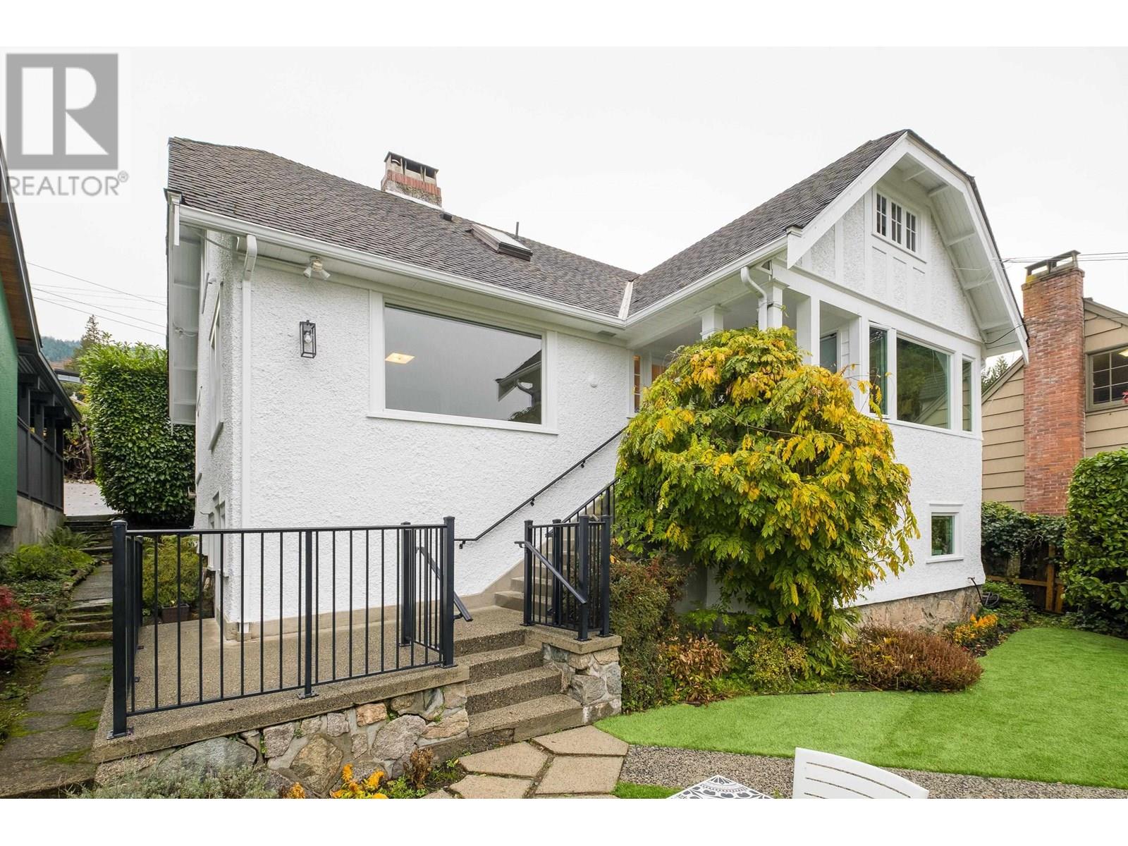 3260 TRAVERS AVENUE, West Vancouver