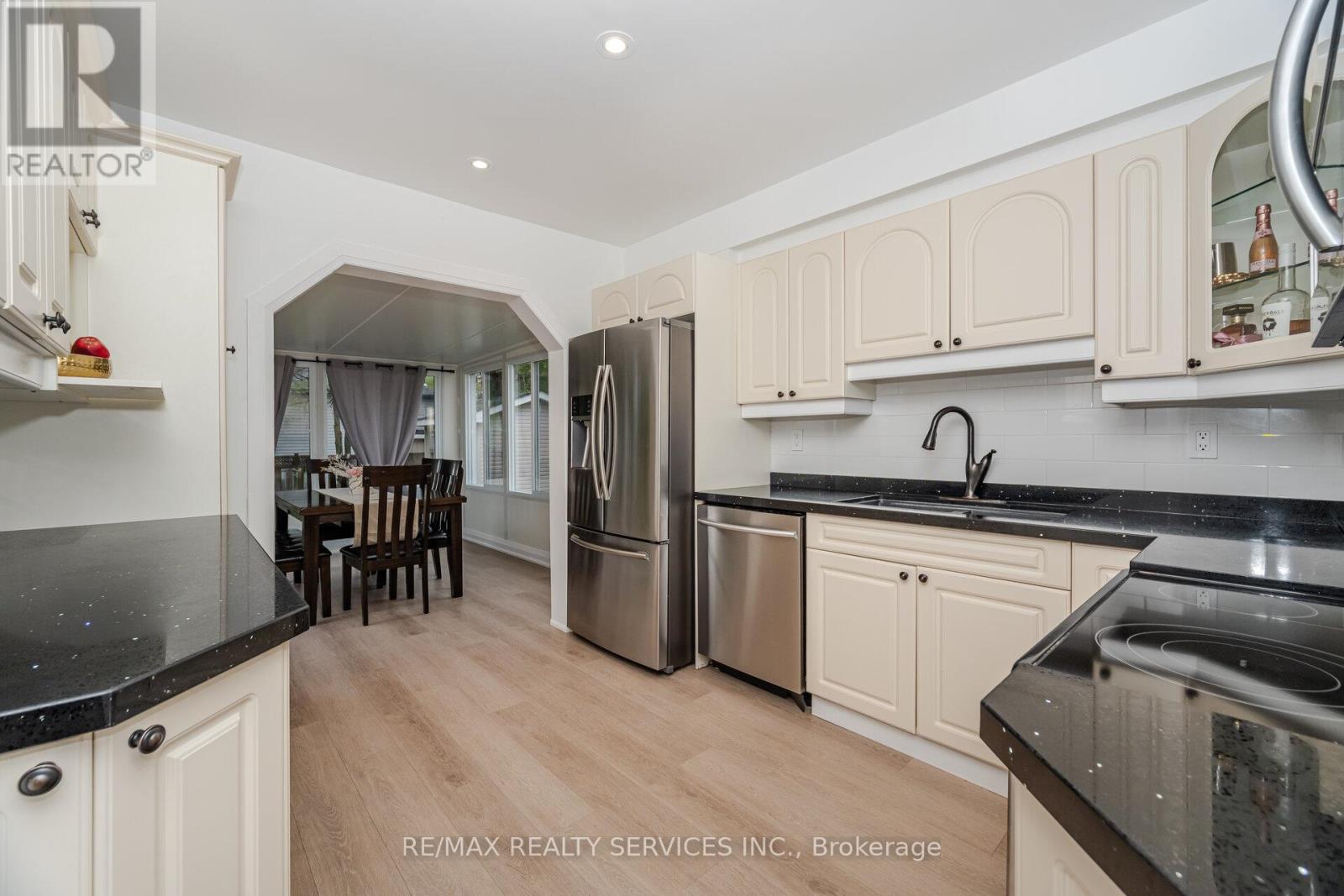 Photo 30 of 15 Berkar Street, Essa ON