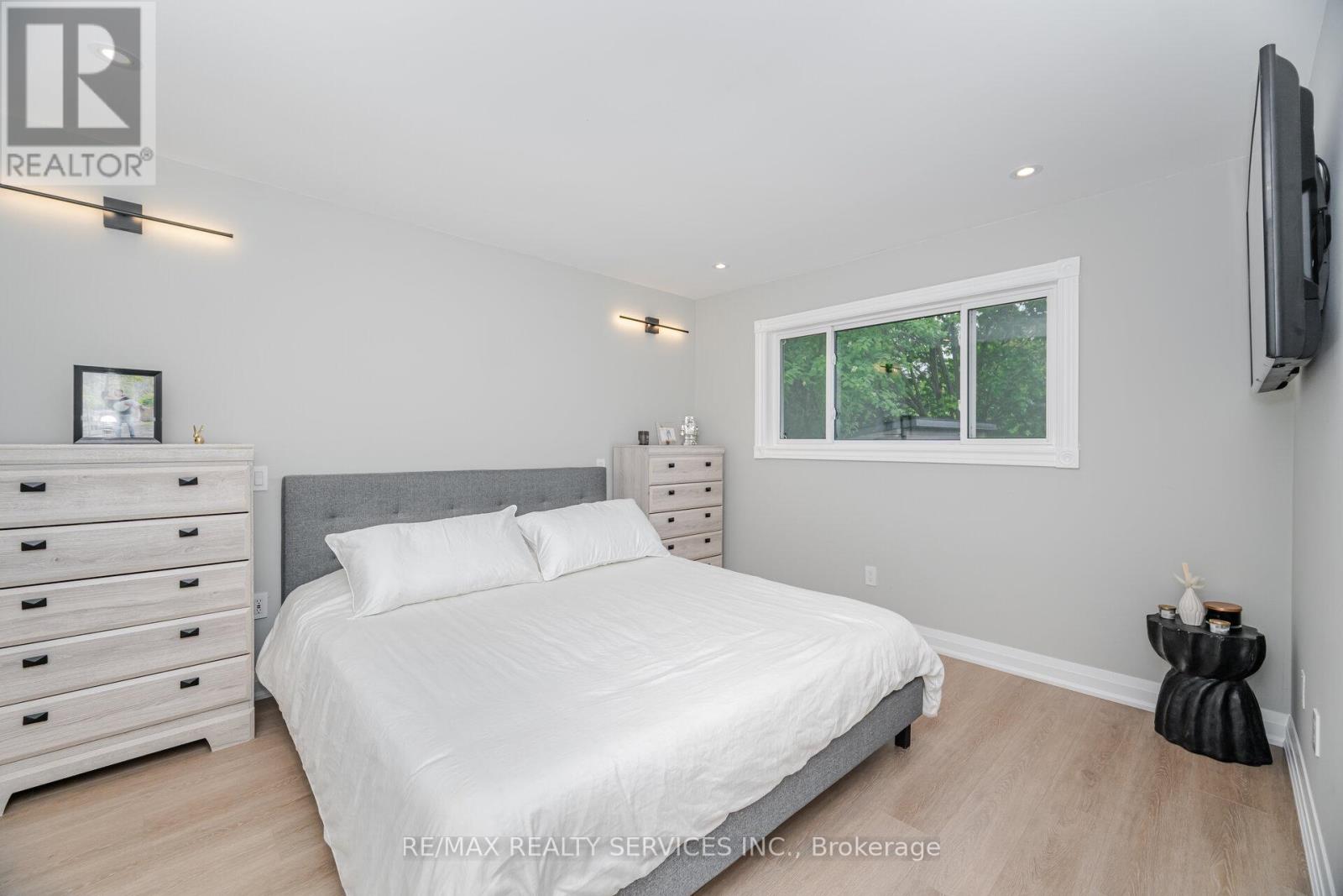 Photo 7 of 15 Berkar Street, Essa ON