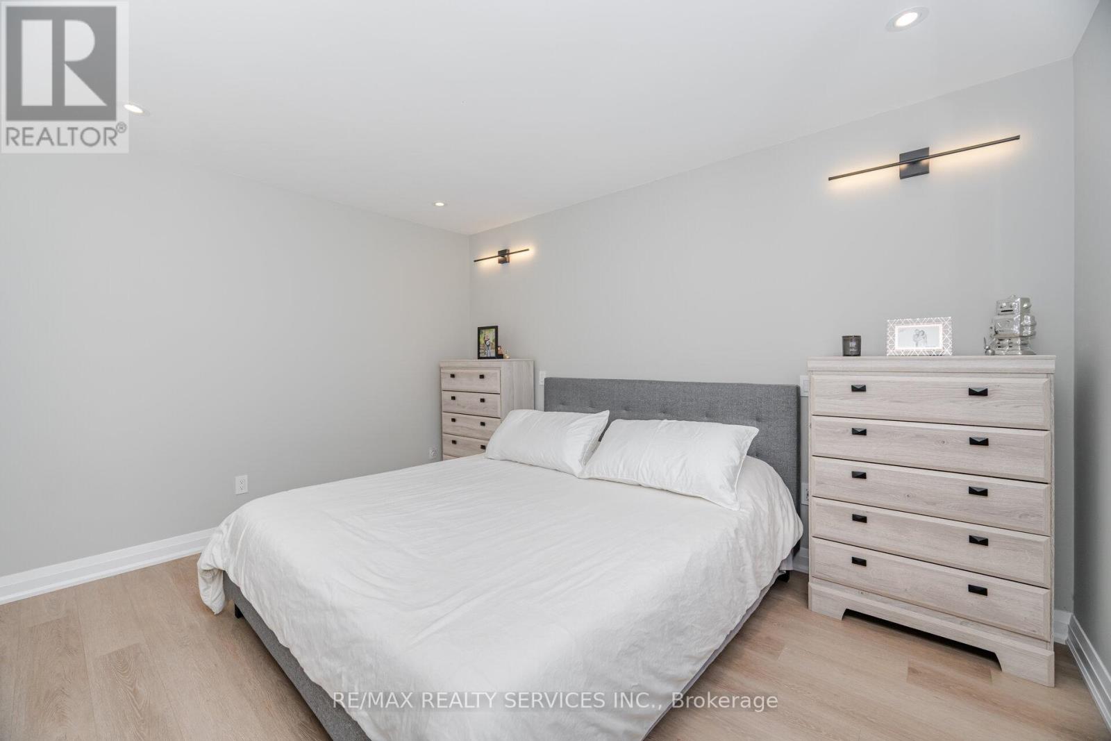 Photo 22 of 15 Berkar Street, Essa ON