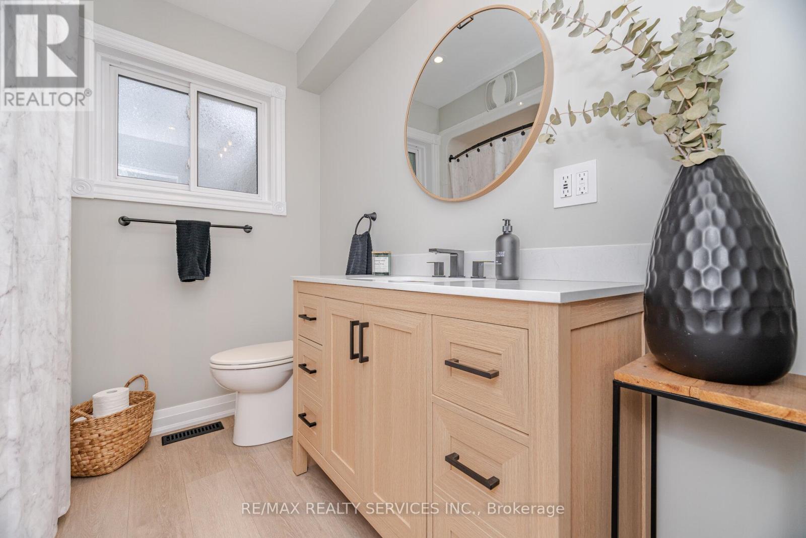 Photo 23 of 15 Berkar Street, Essa ON